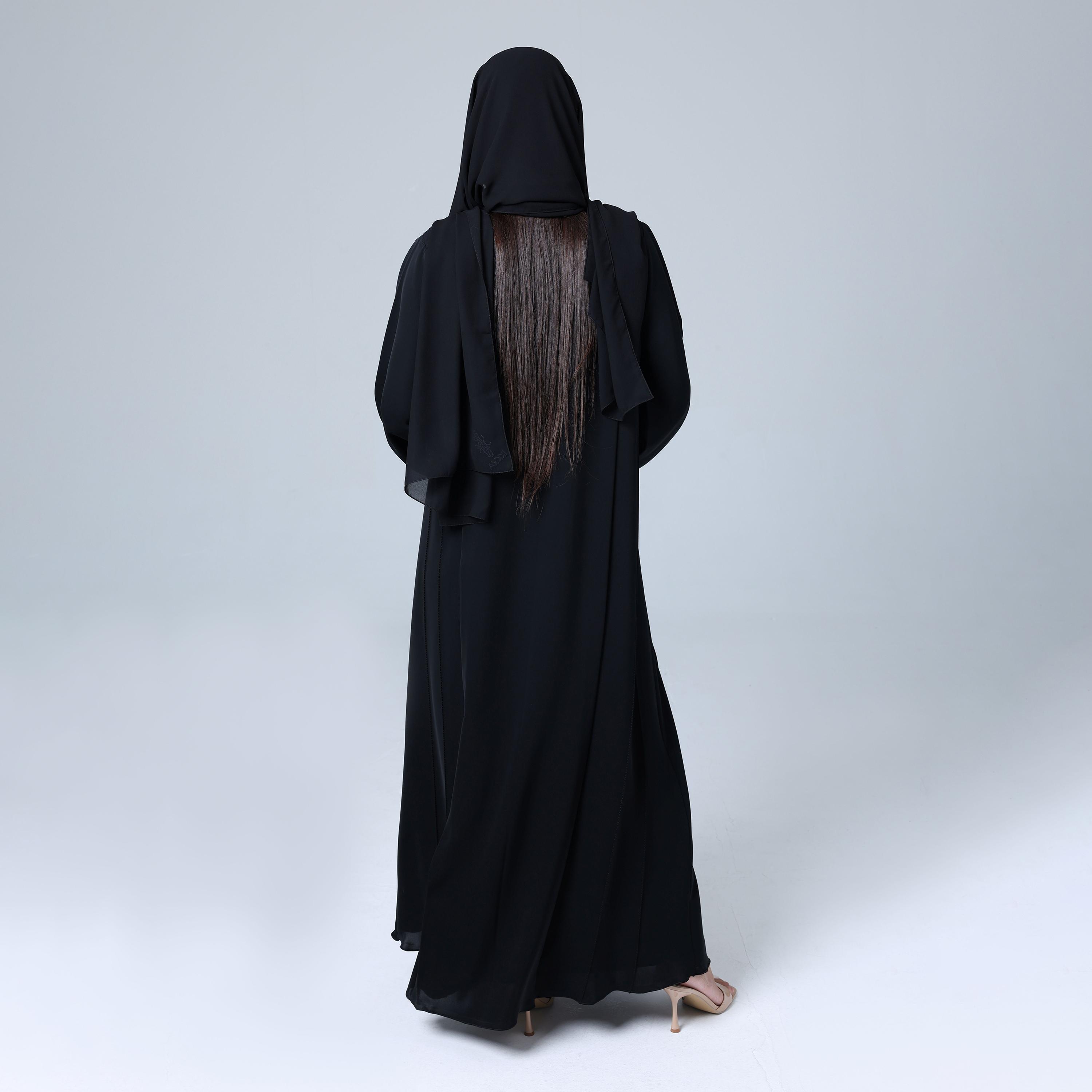عباءة نسائية باللون الأسود من قماش النيدا بتفاصيل أزرار مع حجاب من إككسا.-women-arabicclothing-abayas-image-5