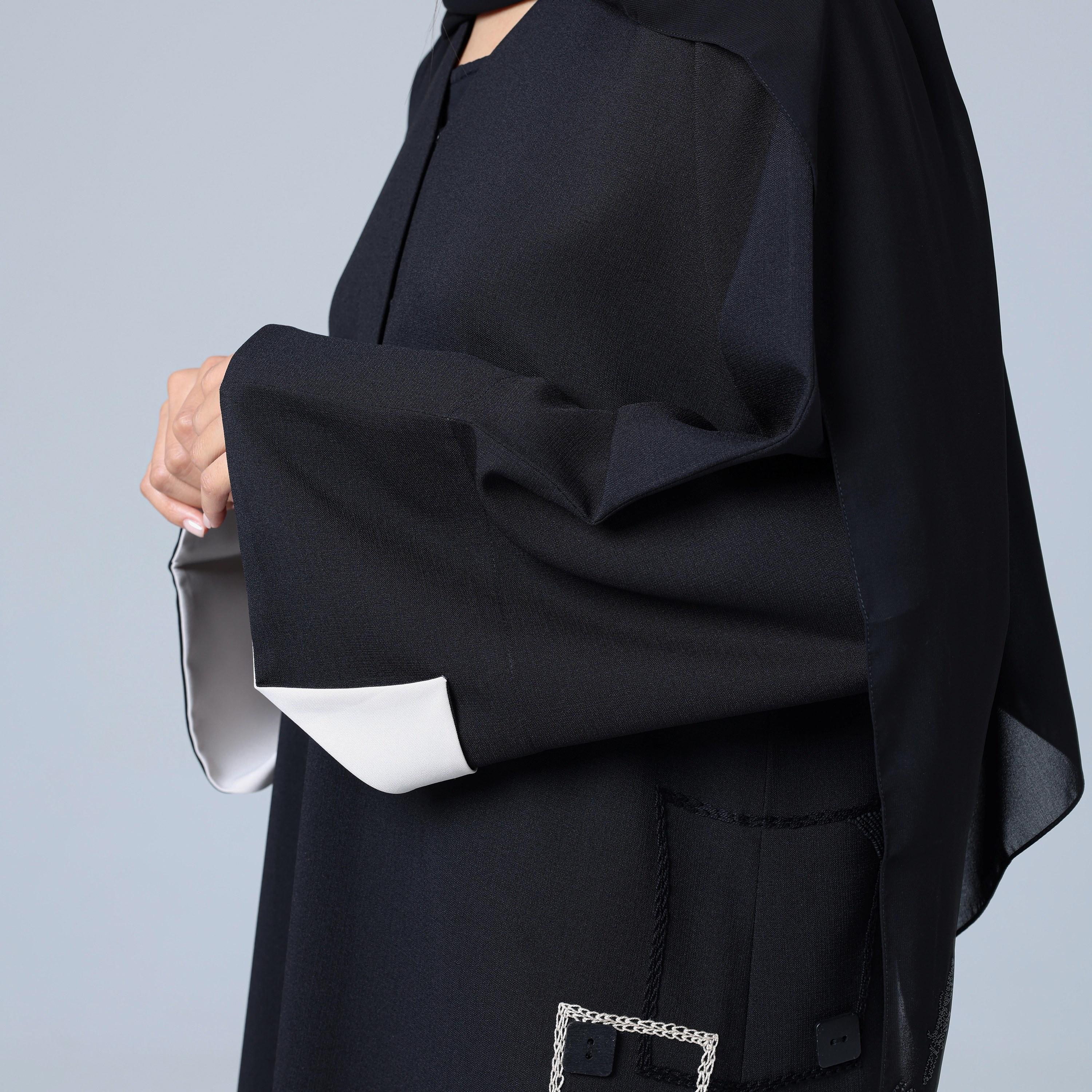عباءة نسائية باللون الأسود من قماش النيدا بأكمام واسعة مطرزة مع حجاب من إككسا.-women-arabicclothing-abayas-image-2