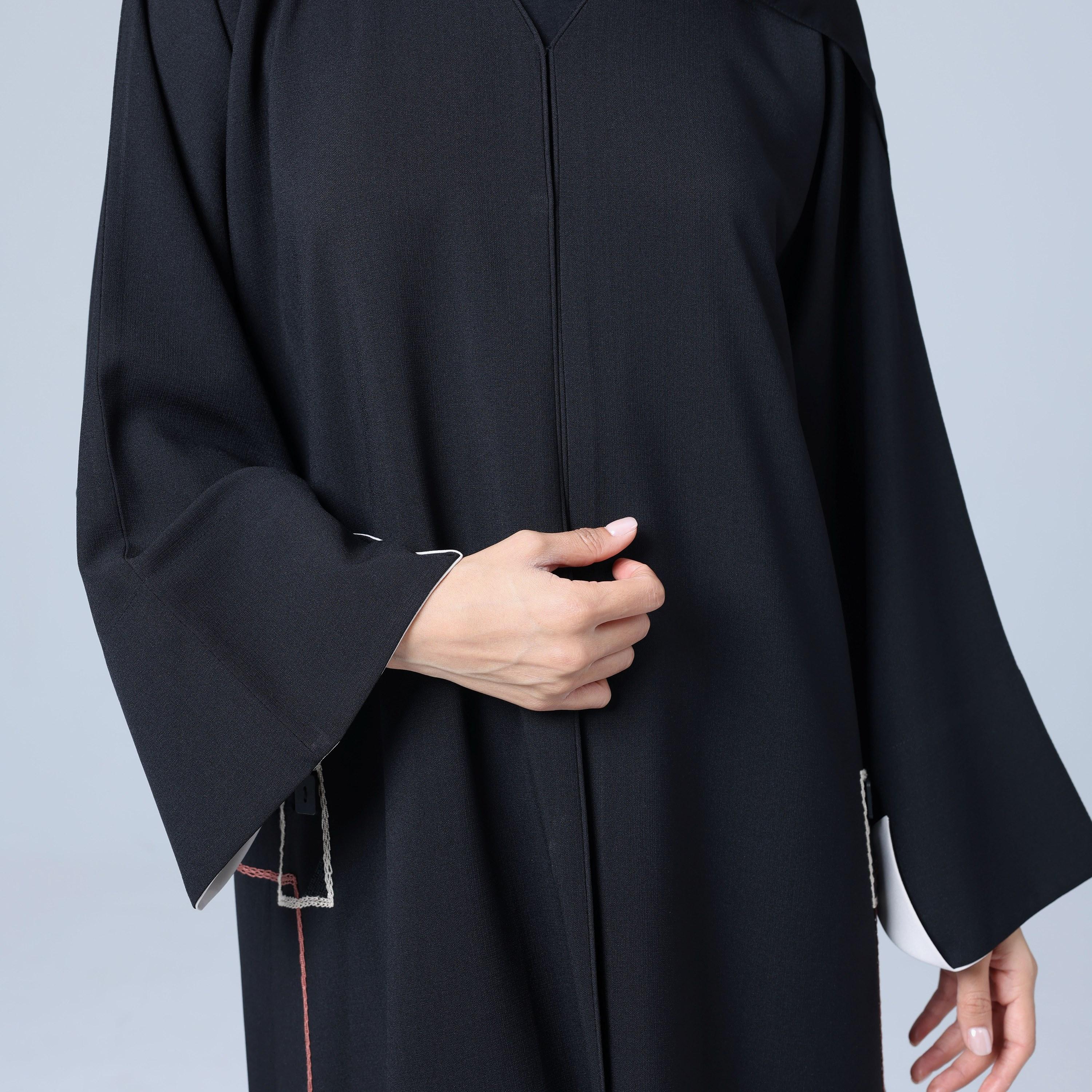 عباءة نسائية باللون الأسود من قماش النيدا بأكمام واسعة مطرزة مع حجاب من إككسا.-women-arabicclothing-abayas-image-3