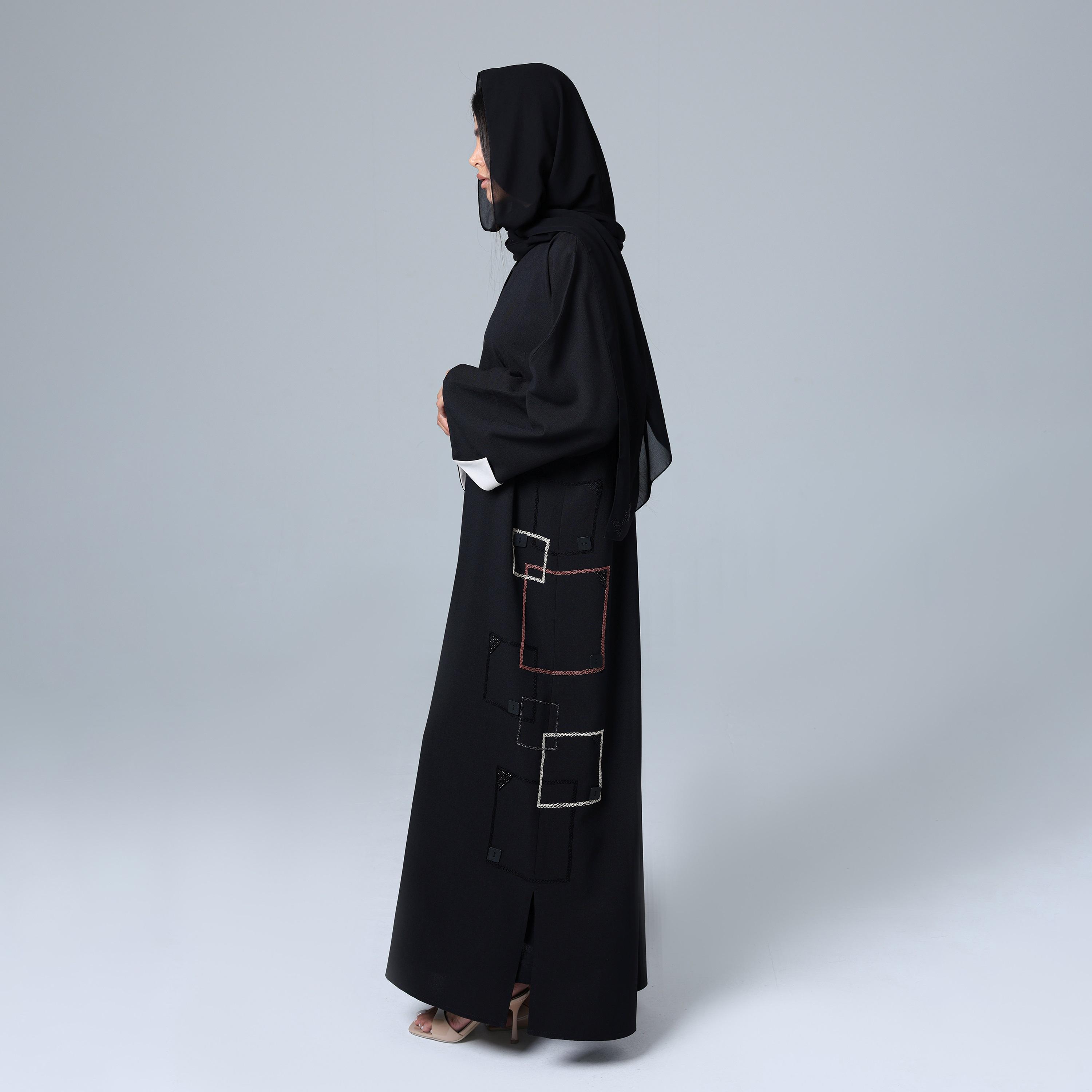 عباءة نسائية باللون الأسود من قماش النيدا بأكمام واسعة مطرزة مع حجاب من إككسا.-women-arabicclothing-abayas-image-4