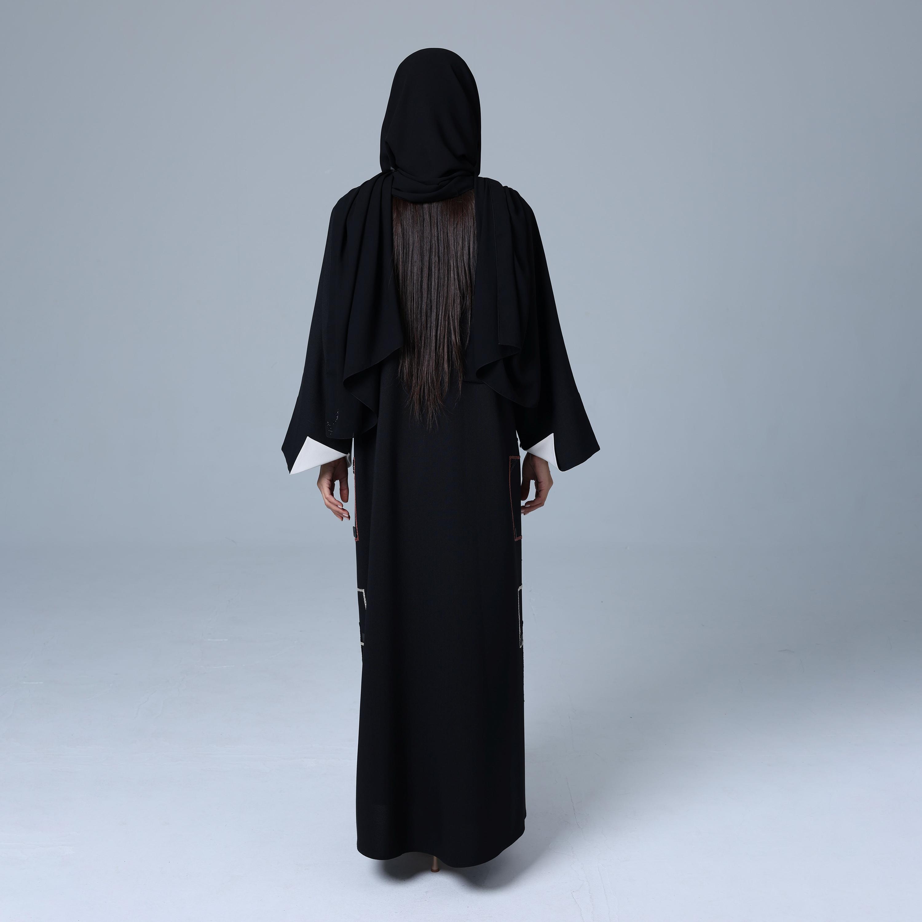 عباءة نسائية باللون الأسود من قماش النيدا بأكمام واسعة مطرزة مع حجاب من إككسا.-women-arabicclothing-abayas-image-5