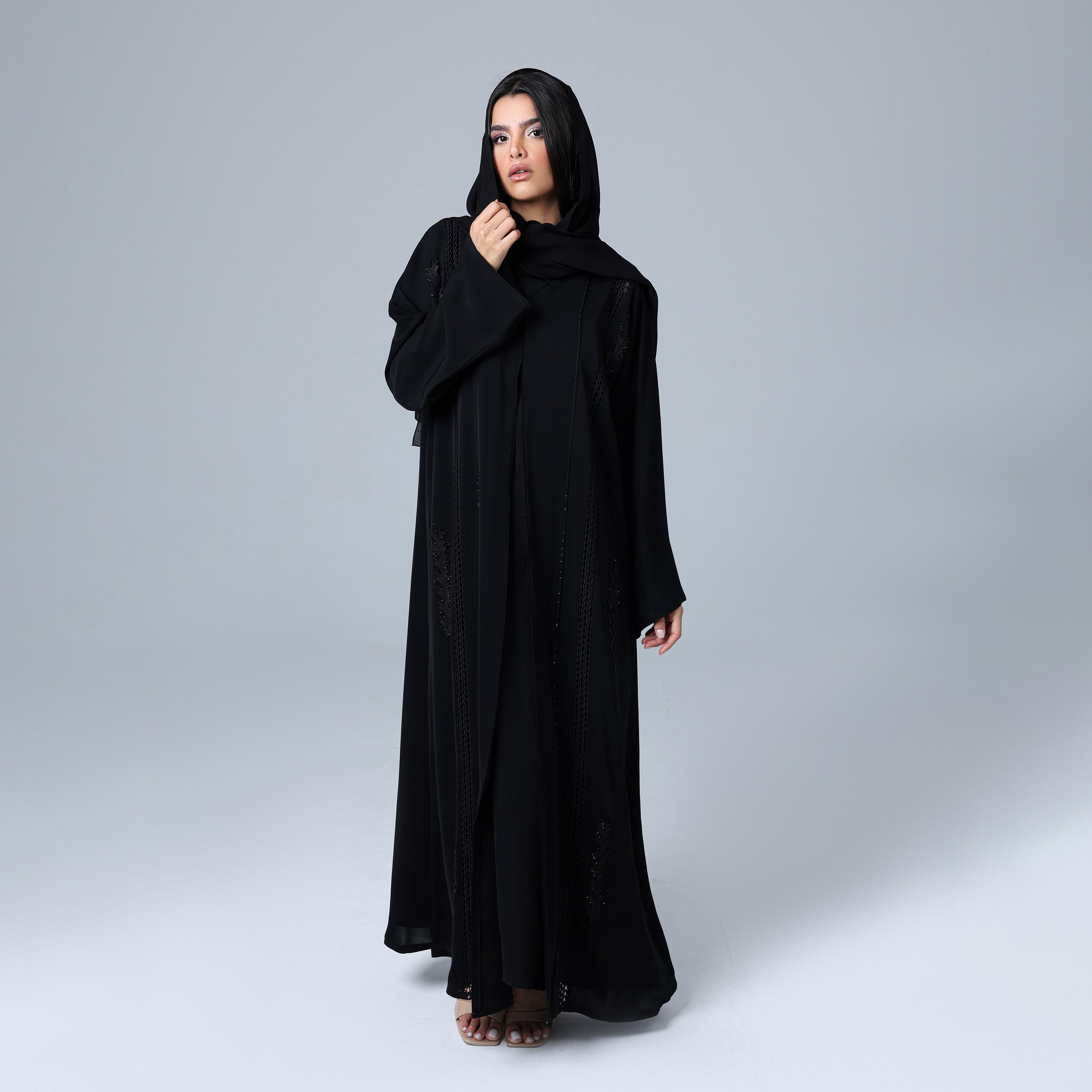 عباءة نسائية باللون الأسود من قماش النيدا بأكمام واسعة مطرزة مع حجاب من إككسا.-women-arabicclothing-abayas-image-1
