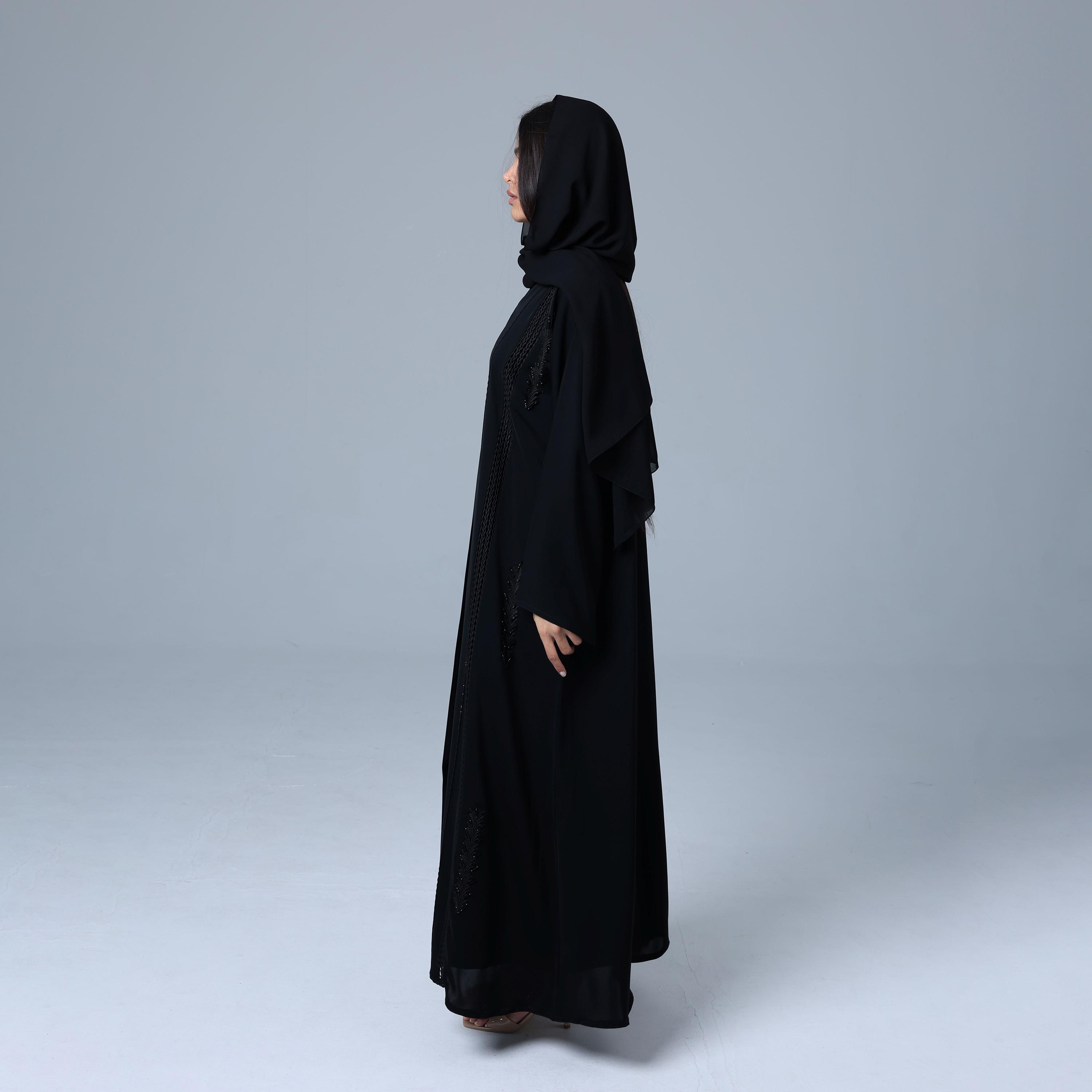 عباءة نسائية باللون الأسود من قماش النيدا بأكمام واسعة مطرزة مع حجاب من إككسا.-women-arabicclothing-abayas-image-4