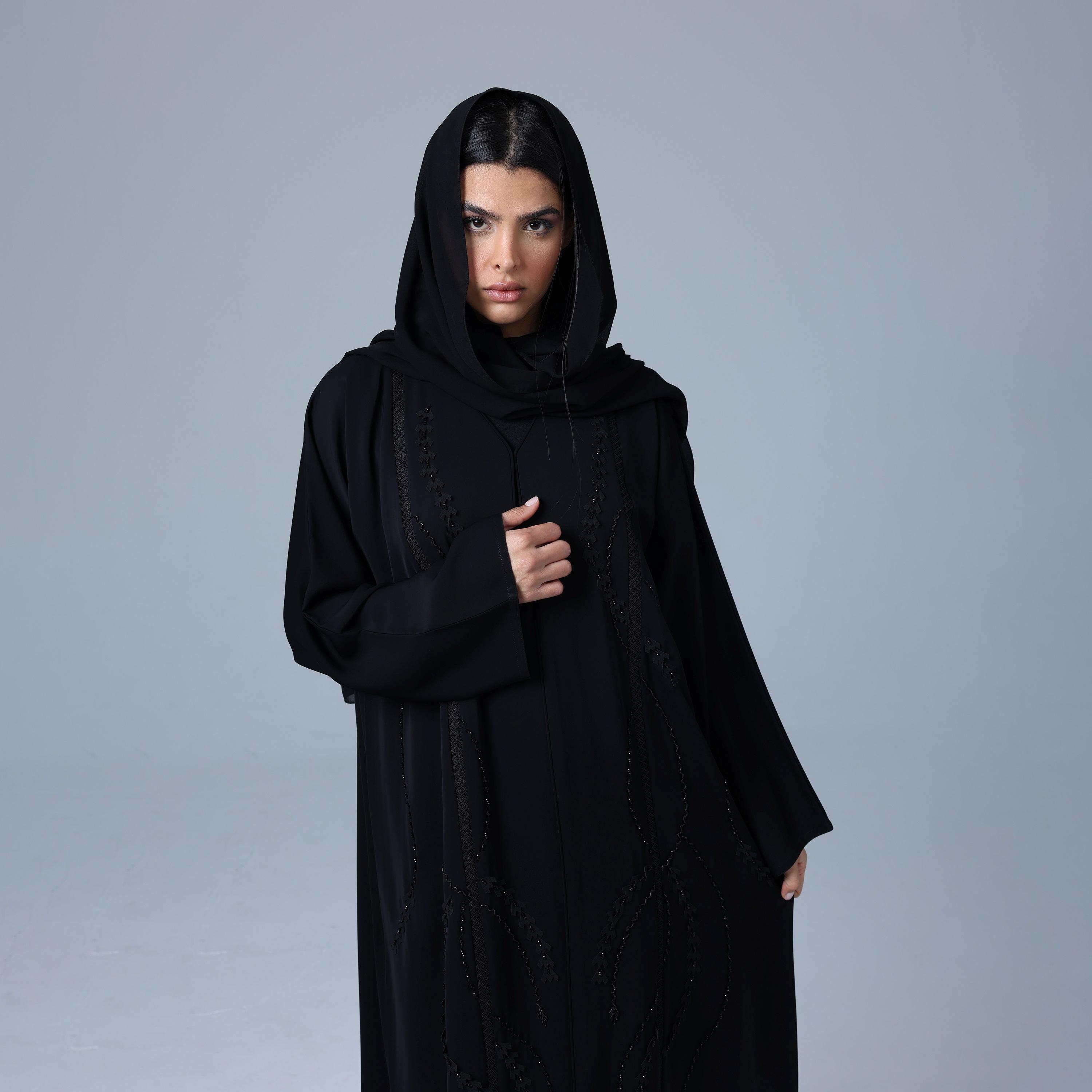 عباءة نسائية باللون الأسود من قماش النيدا بأكمام واسعة مطرزة بشكل مزخرف مع حجاب من إككسا.-women-arabicclothing-abayas-image-2