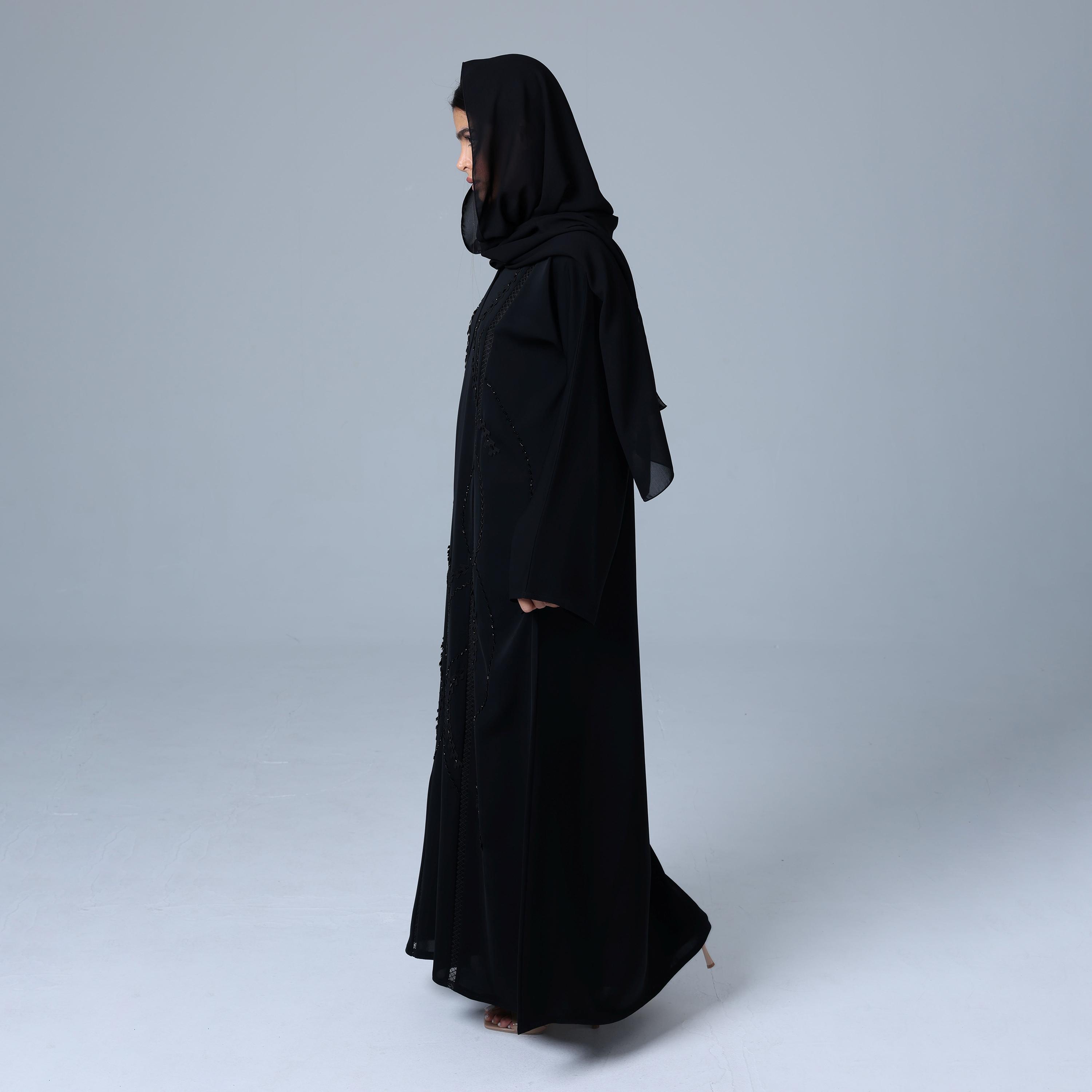 عباءة نسائية باللون الأسود من قماش النيدا بأكمام واسعة مطرزة بشكل مزخرف مع حجاب من إككسا.-women-arabicclothing-abayas-image-4