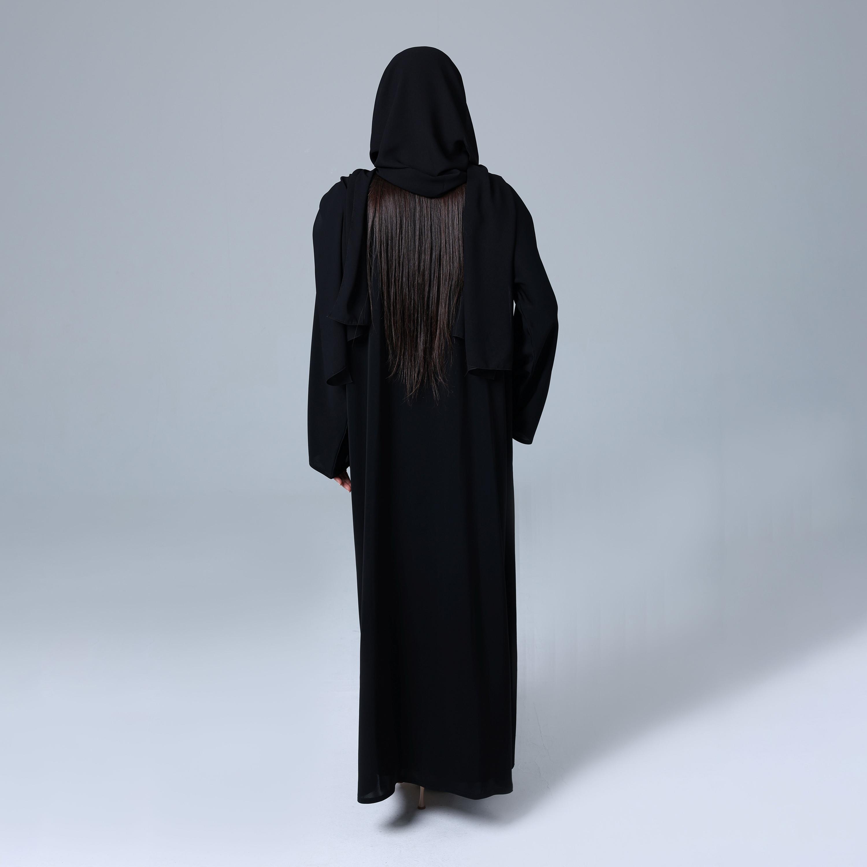 عباءة نسائية باللون الأسود من قماش النيدا بأكمام واسعة مطرزة بشكل مزخرف مع حجاب من إككسا.-women-arabicclothing-abayas-image-5