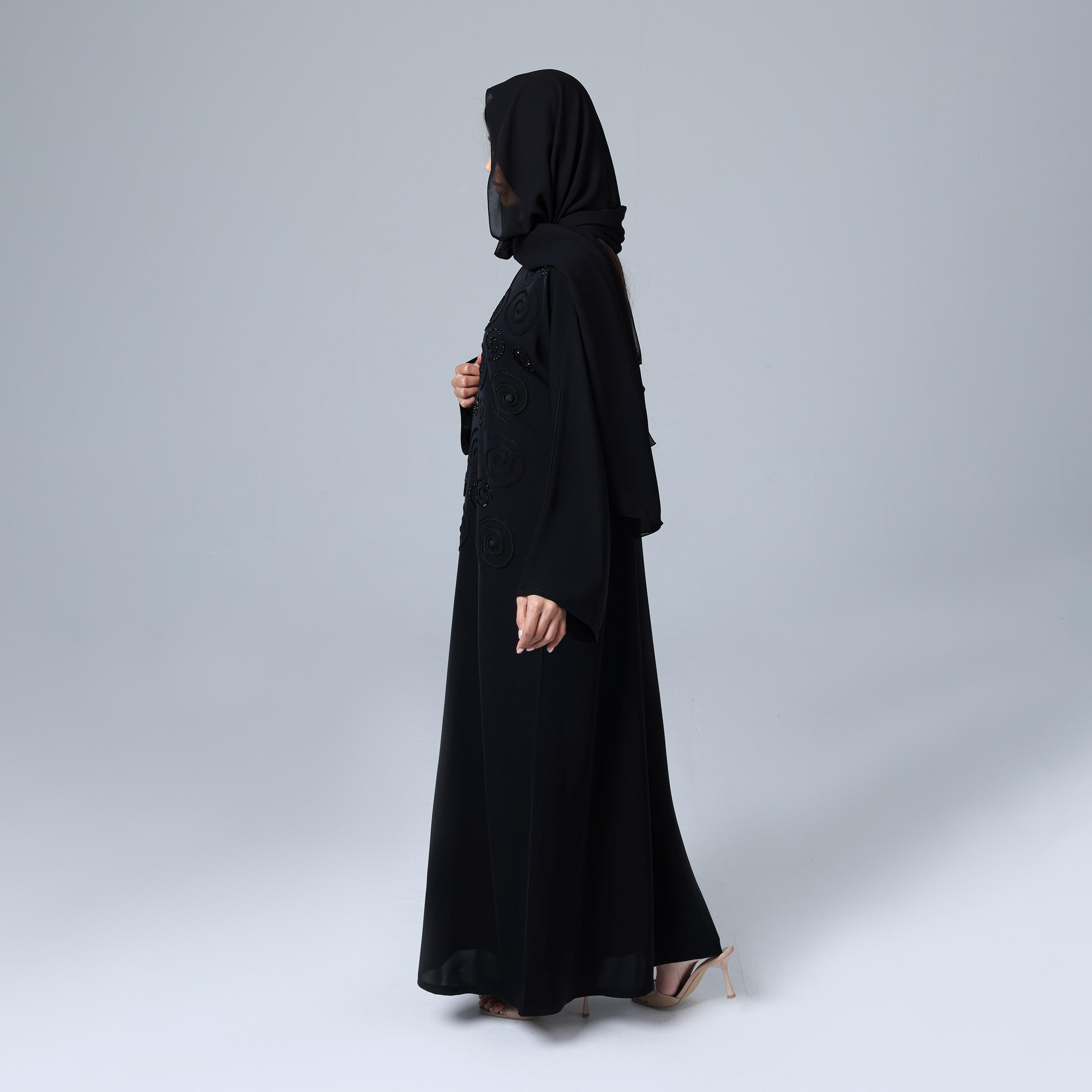 عباءة نسائية باللون الأسود من قماش النيدا بنمط مطرز حلزوني مع حجاب من إككسا.-women-arabicclothing-abayas-image-4