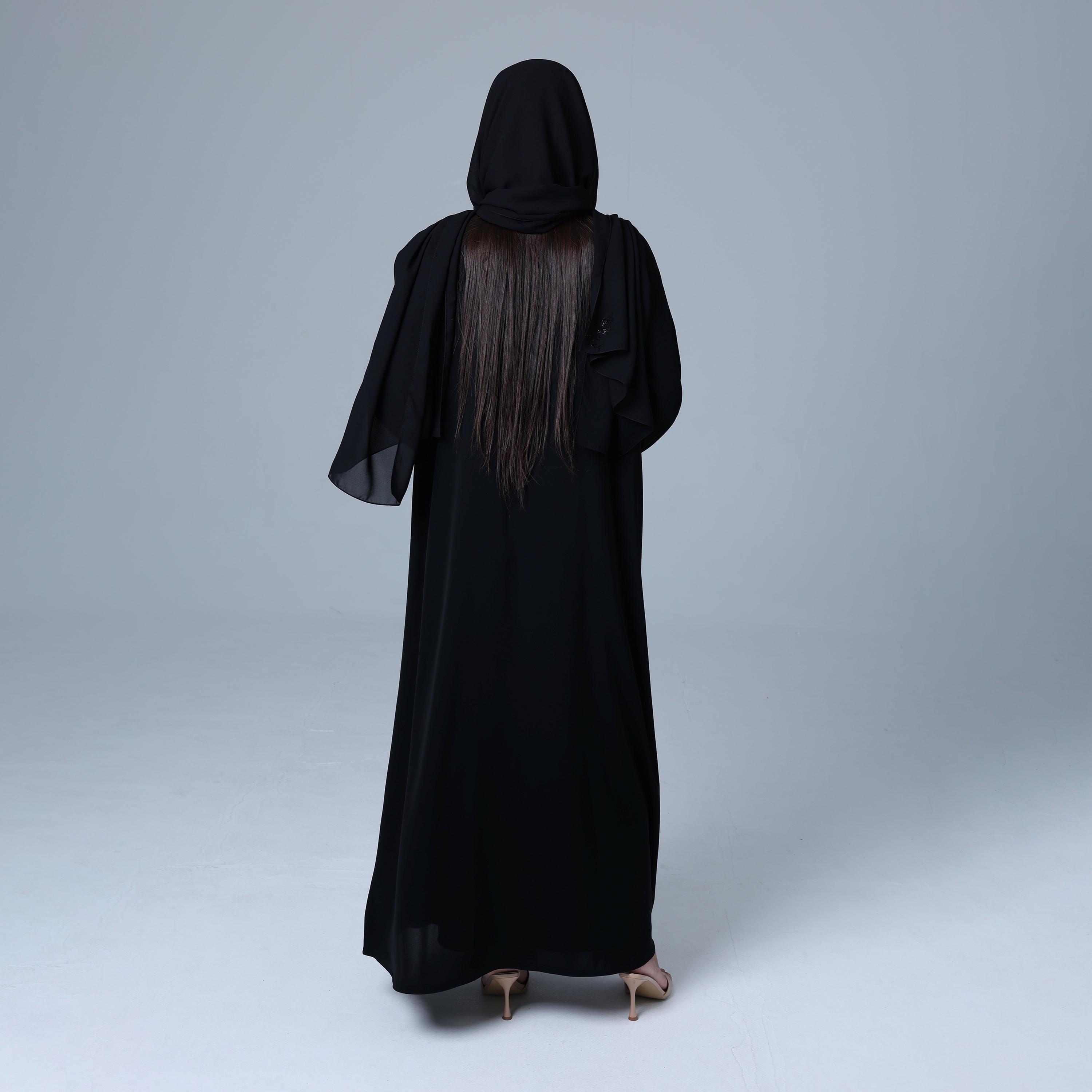 عباءة نسائية باللون الأسود من قماش النيدا بنمط مطرز حلزوني مع حجاب من إككسا.-women-arabicclothing-abayas-image-5