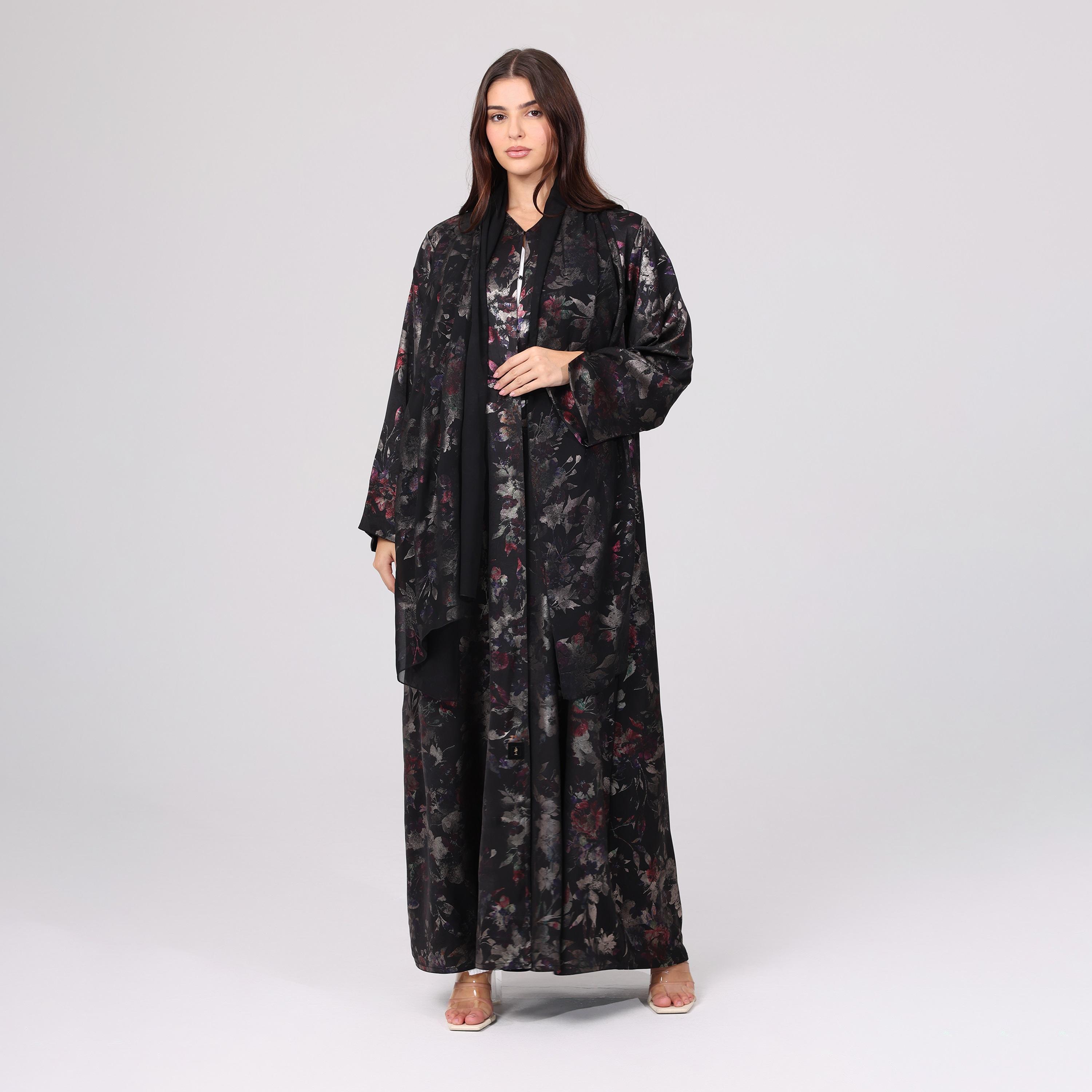 عباءة نسائية باللون الأسود بطبعة زهور وأكمام مشقوقة مع حجاب من إككسا.-women-arabicclothing-abayas-image-1