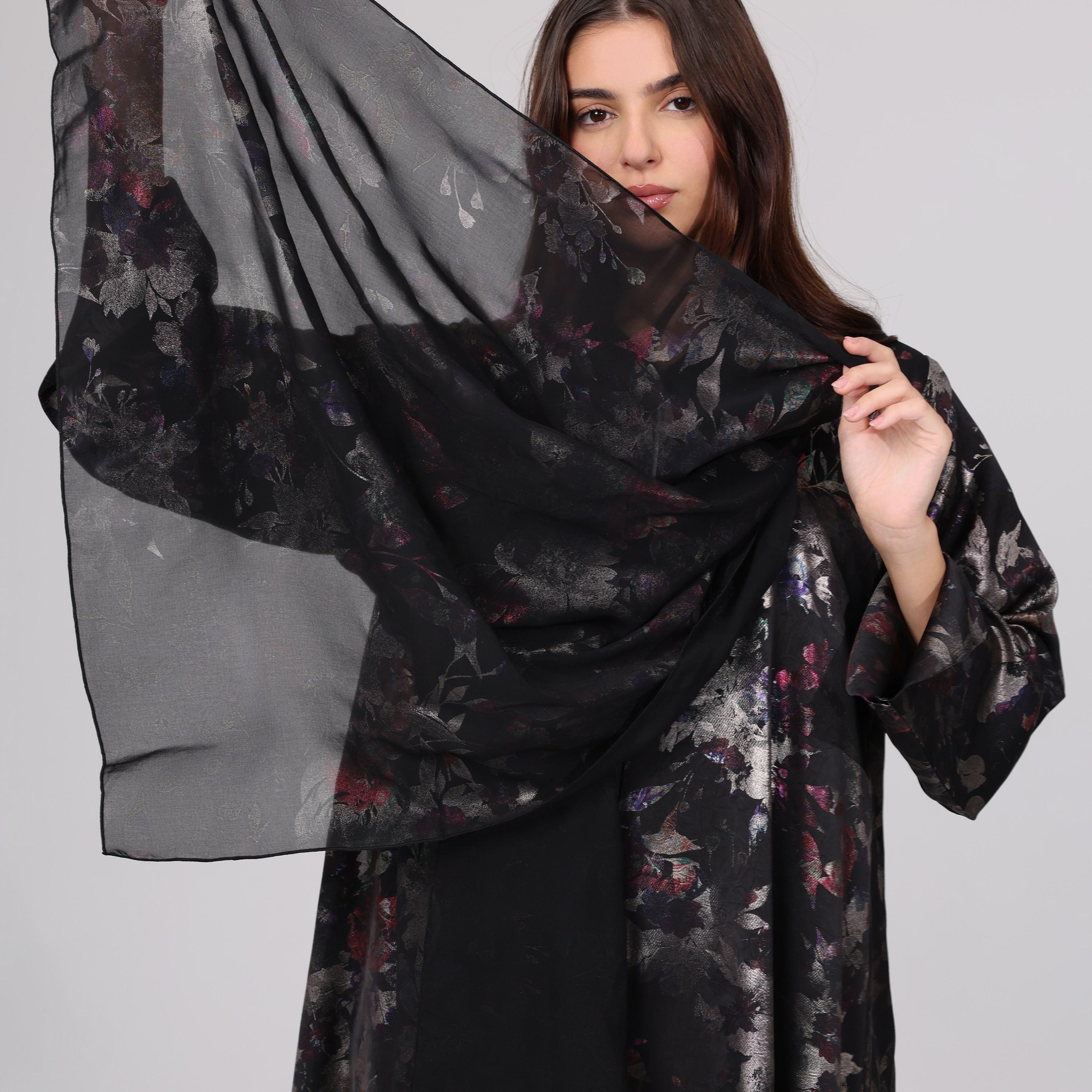 عباءة نسائية باللون الأسود بطبعة زهور وأكمام مشقوقة مع حجاب من إككسا.-women-arabicclothing-abayas-image-2