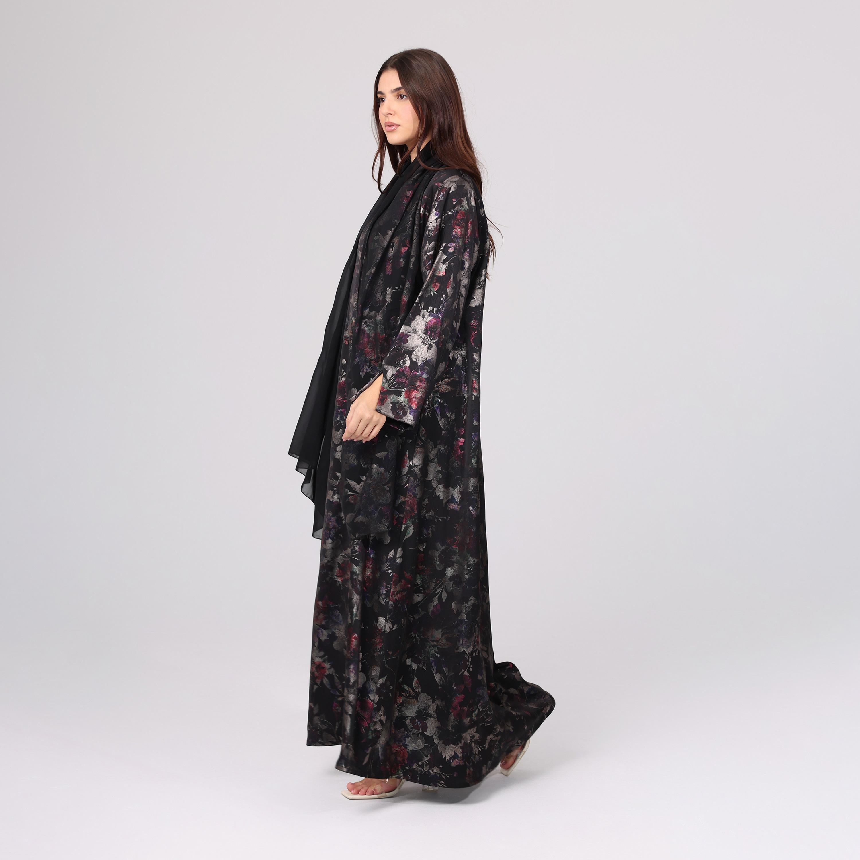 عباءة نسائية باللون الأسود بطبعة زهور وأكمام مشقوقة مع حجاب من إككسا.-women-arabicclothing-abayas-image-3