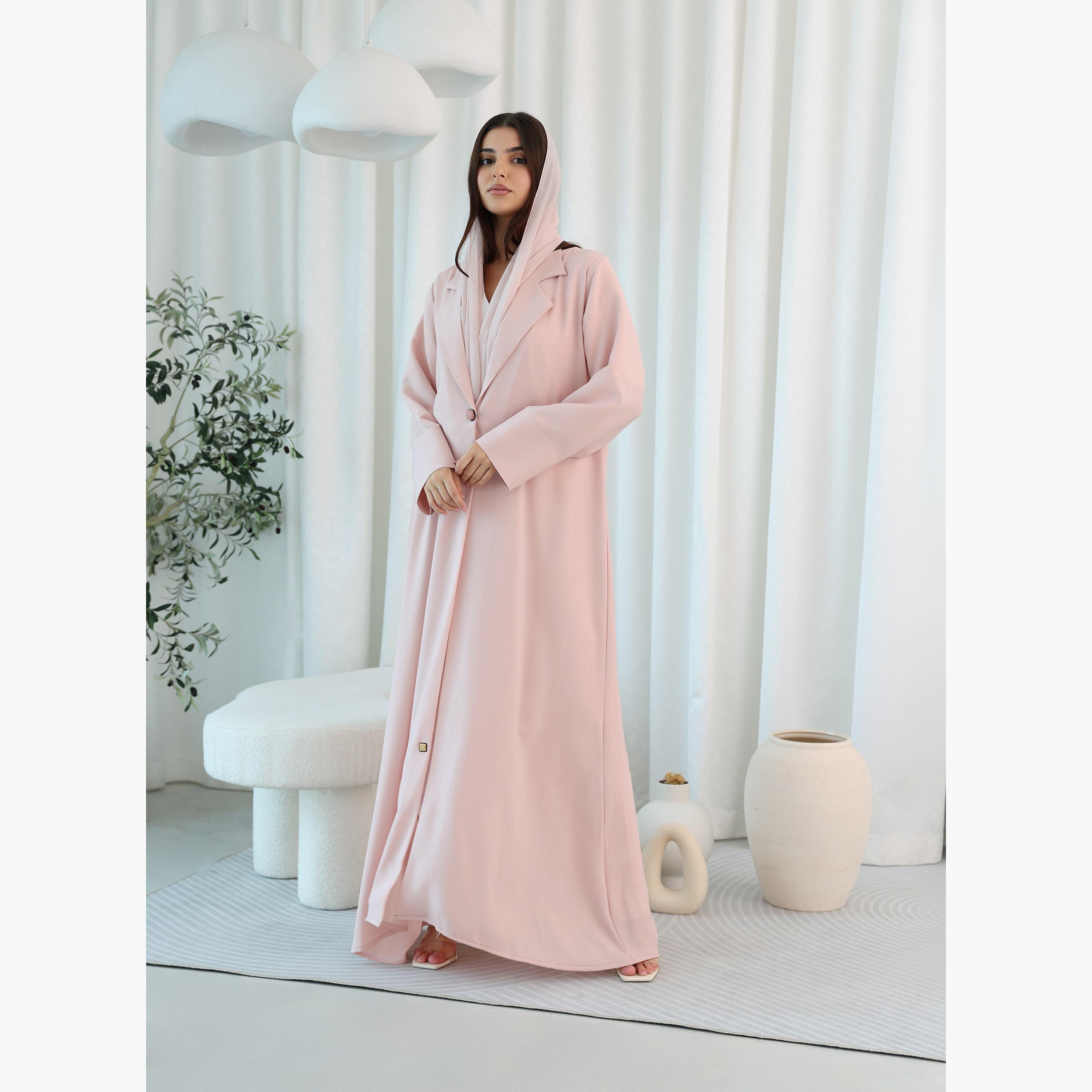 عباءة نسائية باللون الخوخي على طراز بليزر رسمي بياقة مطوية، مطرزة ومرصعة بالخرز مع حجاب من إككسا.-women-arabicclothing-abayas-image-1
