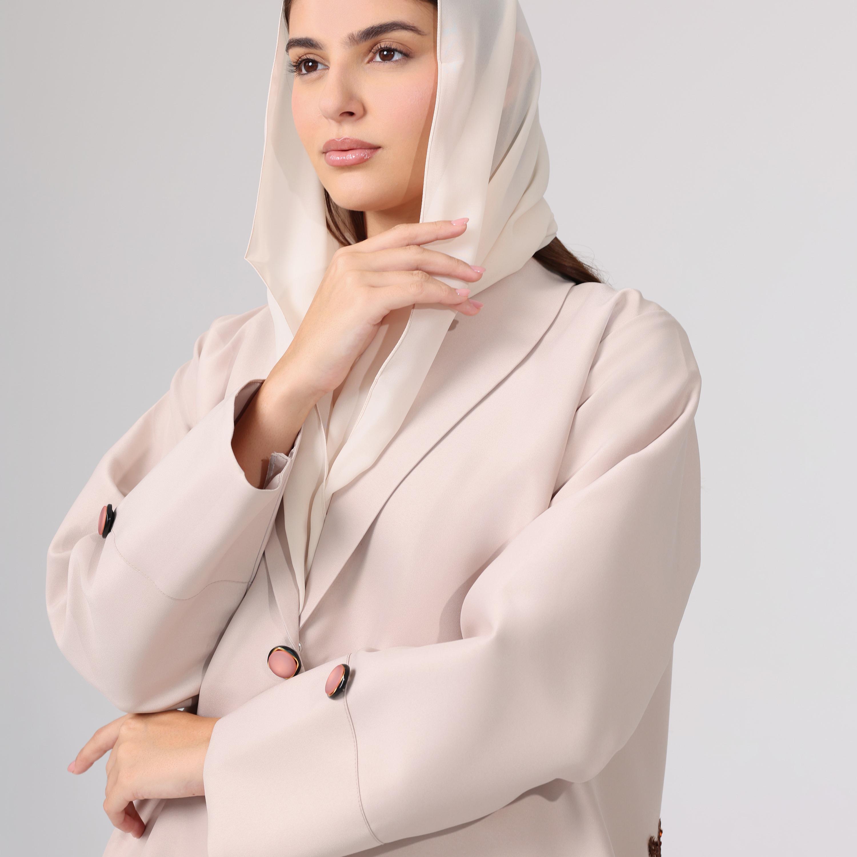 عباءة نسائية باللون البيج من الساتان على طراز بليزر رسمي بياقة مطوية، مزينة بالترتر والخرز مع حجاب من إككسا.-women-arabicclothing-abayas-image-2