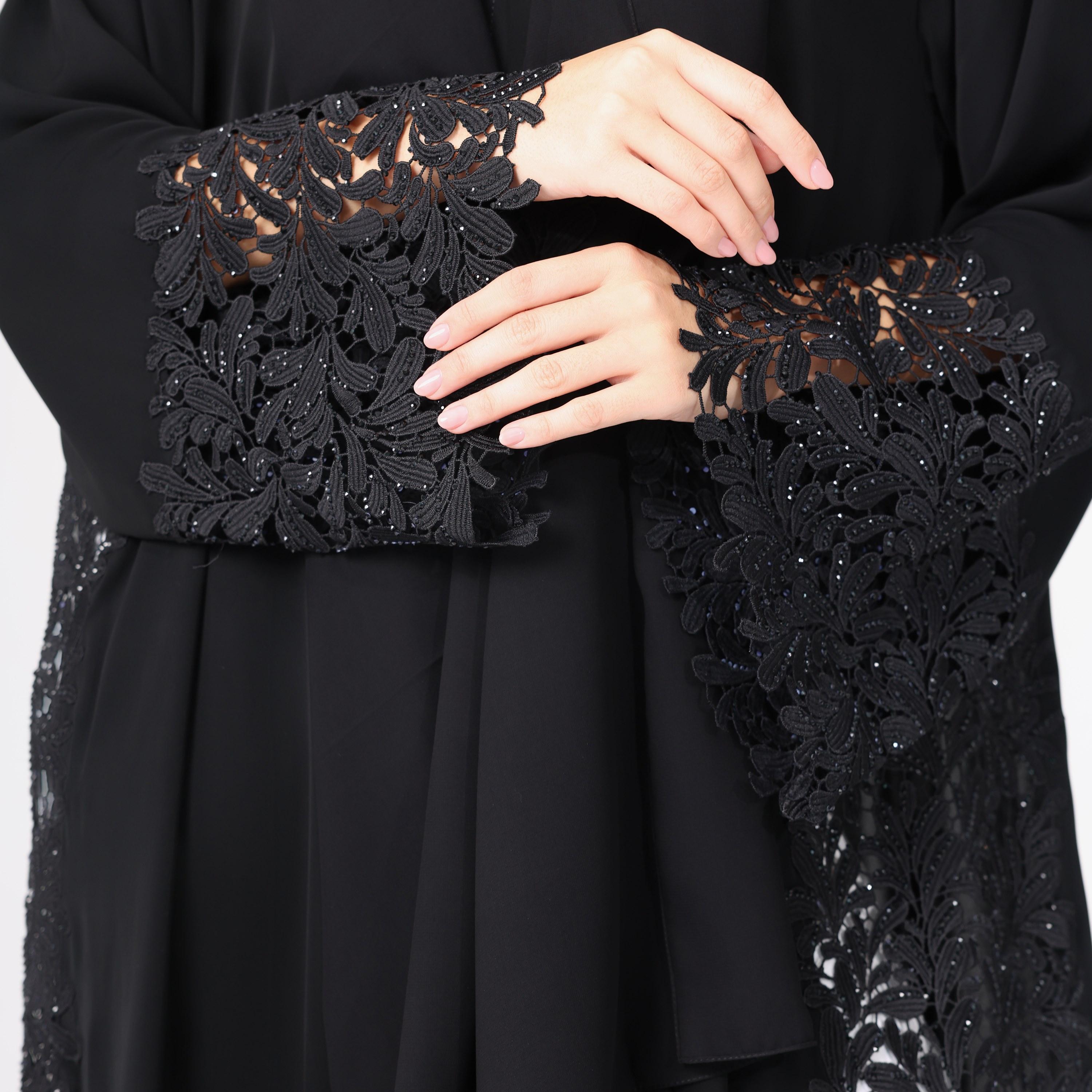 عباءة سهرة نسائية باللون الأسود من قماش النيدا بأكمام واسعة من الدانتيل مع حجاب من إككسا.-women-arabicclothing-abayas-image-2