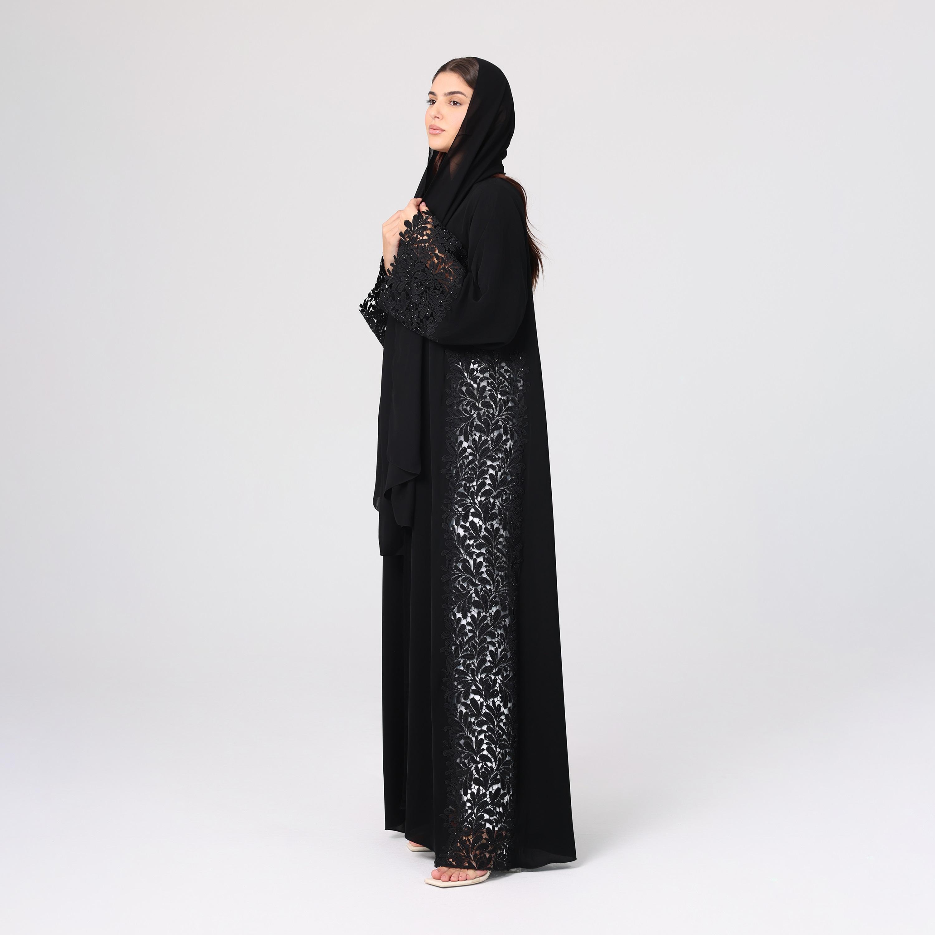 عباءة سهرة نسائية باللون الأسود من قماش النيدا بأكمام واسعة من الدانتيل مع حجاب من إككسا.-women-arabicclothing-abayas-image-3