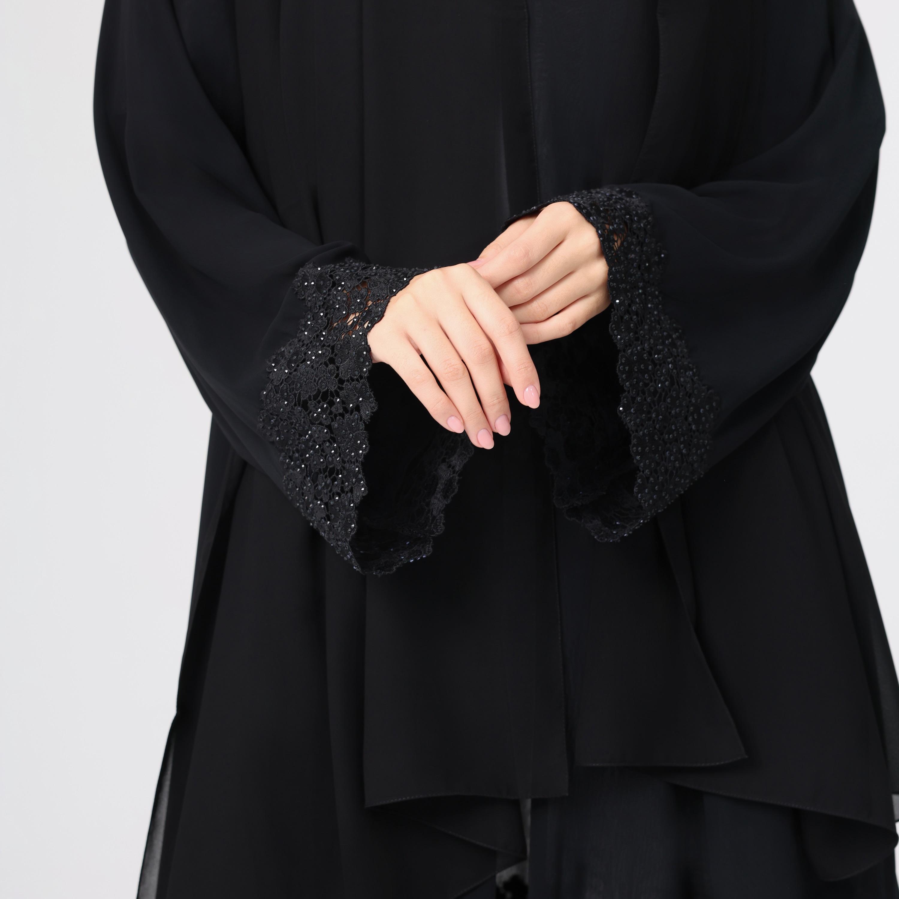 عباءة نسائية باللون الأسود من الشيفون بأكمام واسعة من الدانتيل مع حجاب من إككسا.-women-arabicclothing-abayas-image-2