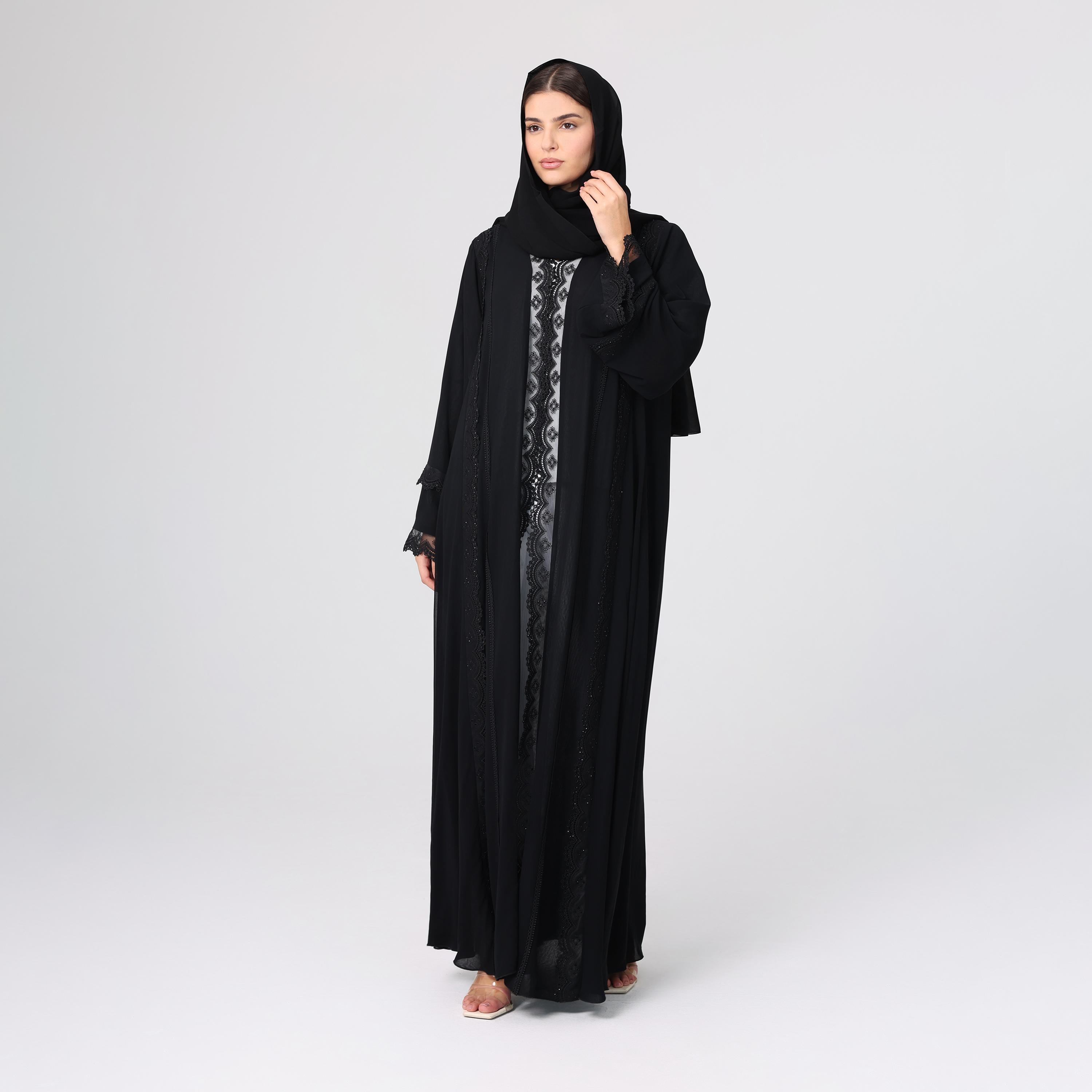 عباءة نسائية باللون الأسود من الشيفون بأكمام واسعة مزينة بلمسات من الدانتيل مع حجاب من إككسا.-women-arabicclothing-abayas-image-1
