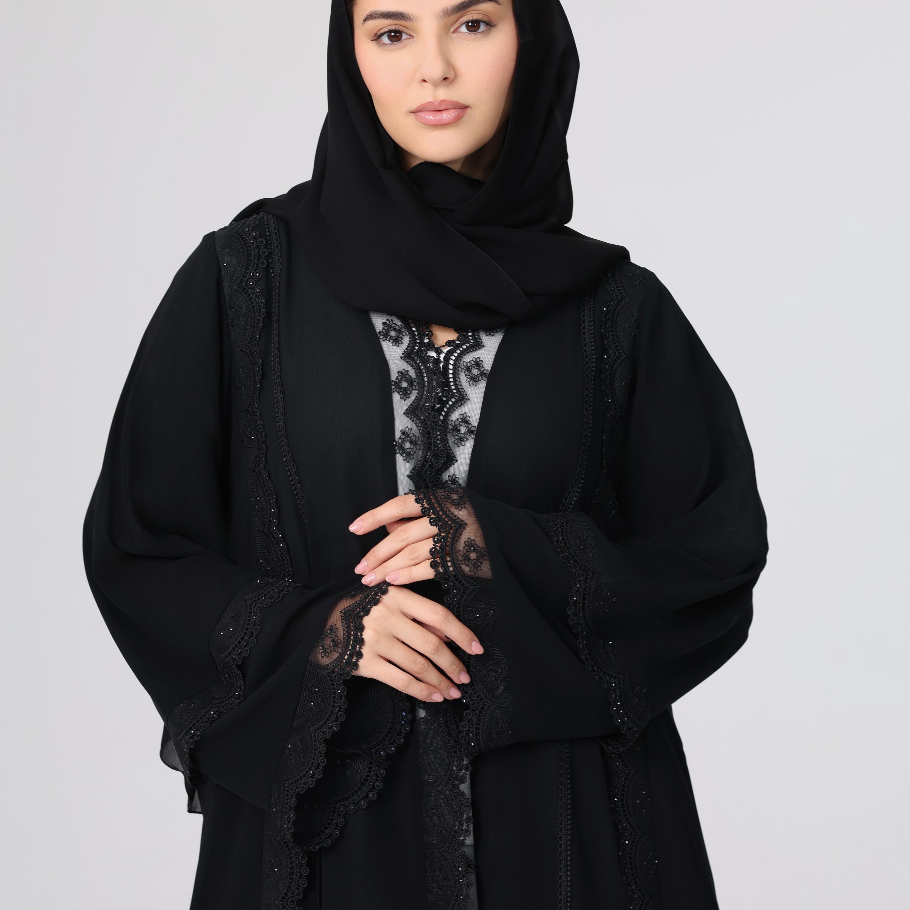 عباءة نسائية باللون الأسود من الشيفون بأكمام واسعة مزينة بلمسات من الدانتيل مع حجاب من إككسا.-women-arabicclothing-abayas-image-2