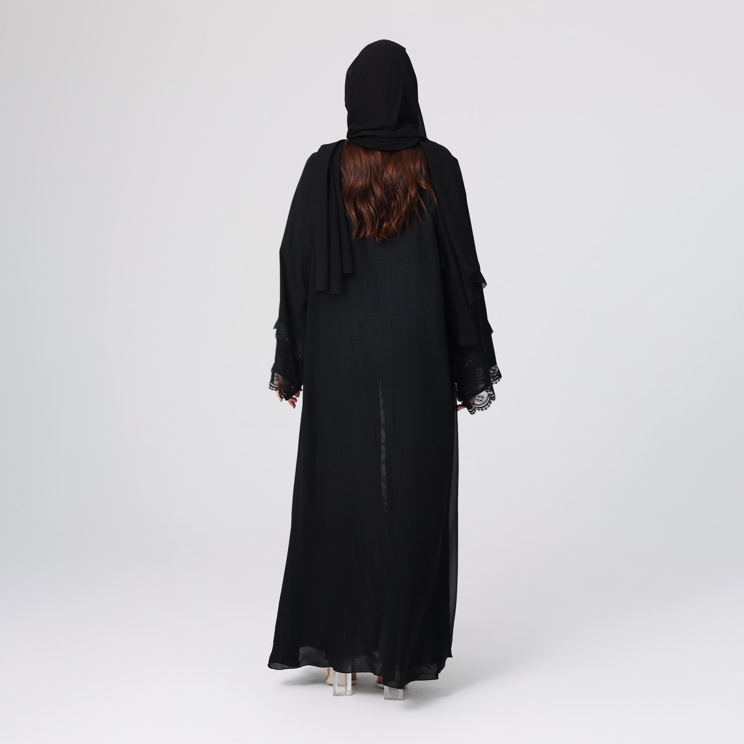 عباءة نسائية باللون الأسود من الشيفون بأكمام واسعة مزينة بلمسات من الدانتيل مع حجاب من إككسا.-women-arabicclothing-abayas-image-3