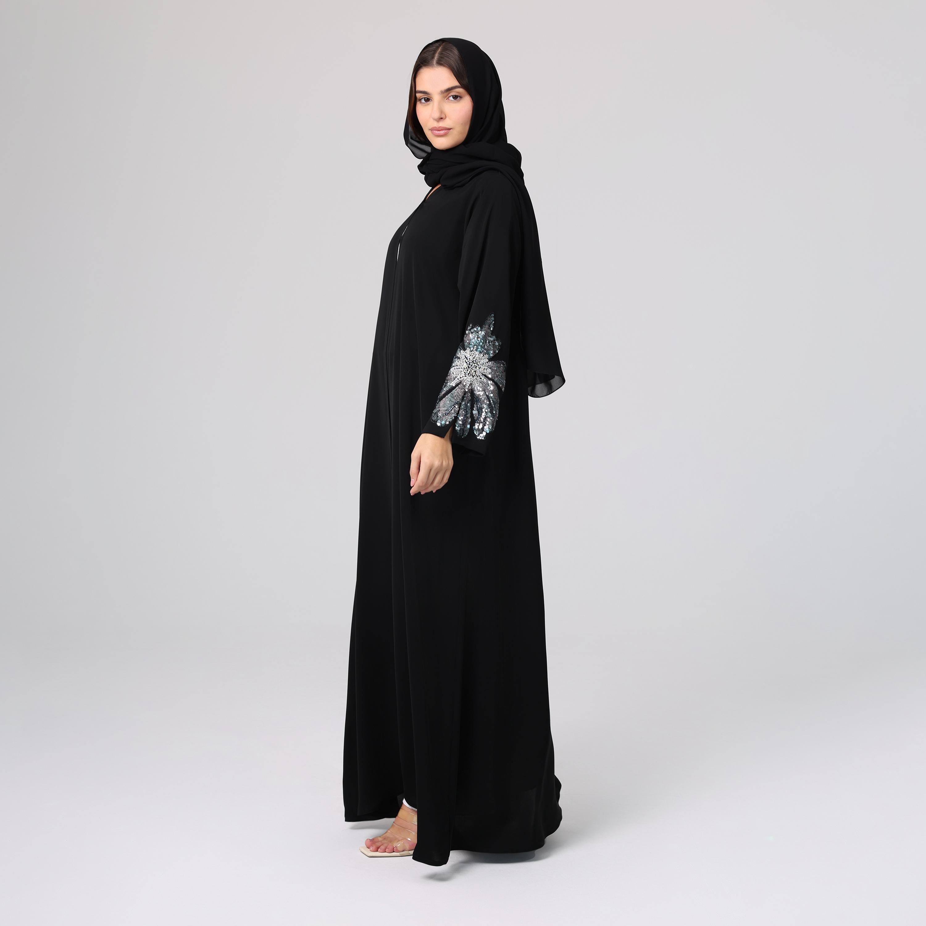 عباءة نسائية باللون الأسود من قماش النيدا بأكمام مزينة بالترتر والخرز مع حجاب من إككسا.-women-arabicclothing-abayas-image-3
