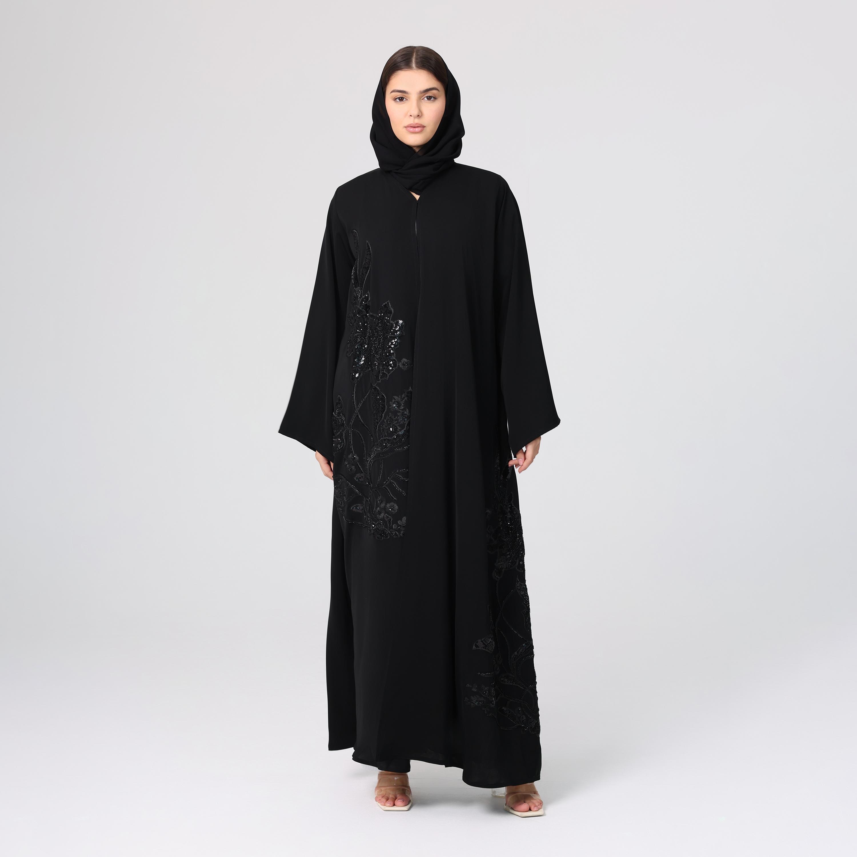 عباءة سهرة نسائية باللون الأسود من قماش النيدا، مرصعة بالترتر والخرز مع حجاب من إككسا.-women-arabicclothing-abayas-image-1