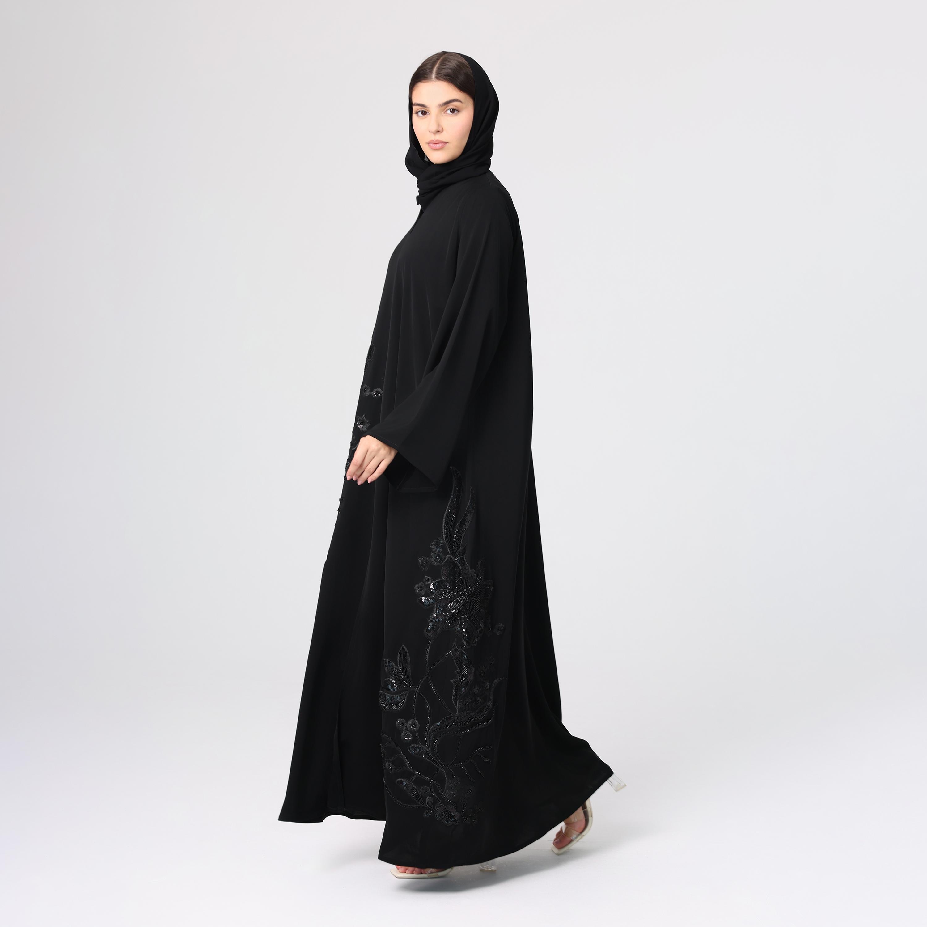 عباءة سهرة نسائية باللون الأسود من قماش النيدا، مرصعة بالترتر والخرز مع حجاب من إككسا.-women-arabicclothing-abayas-image-3