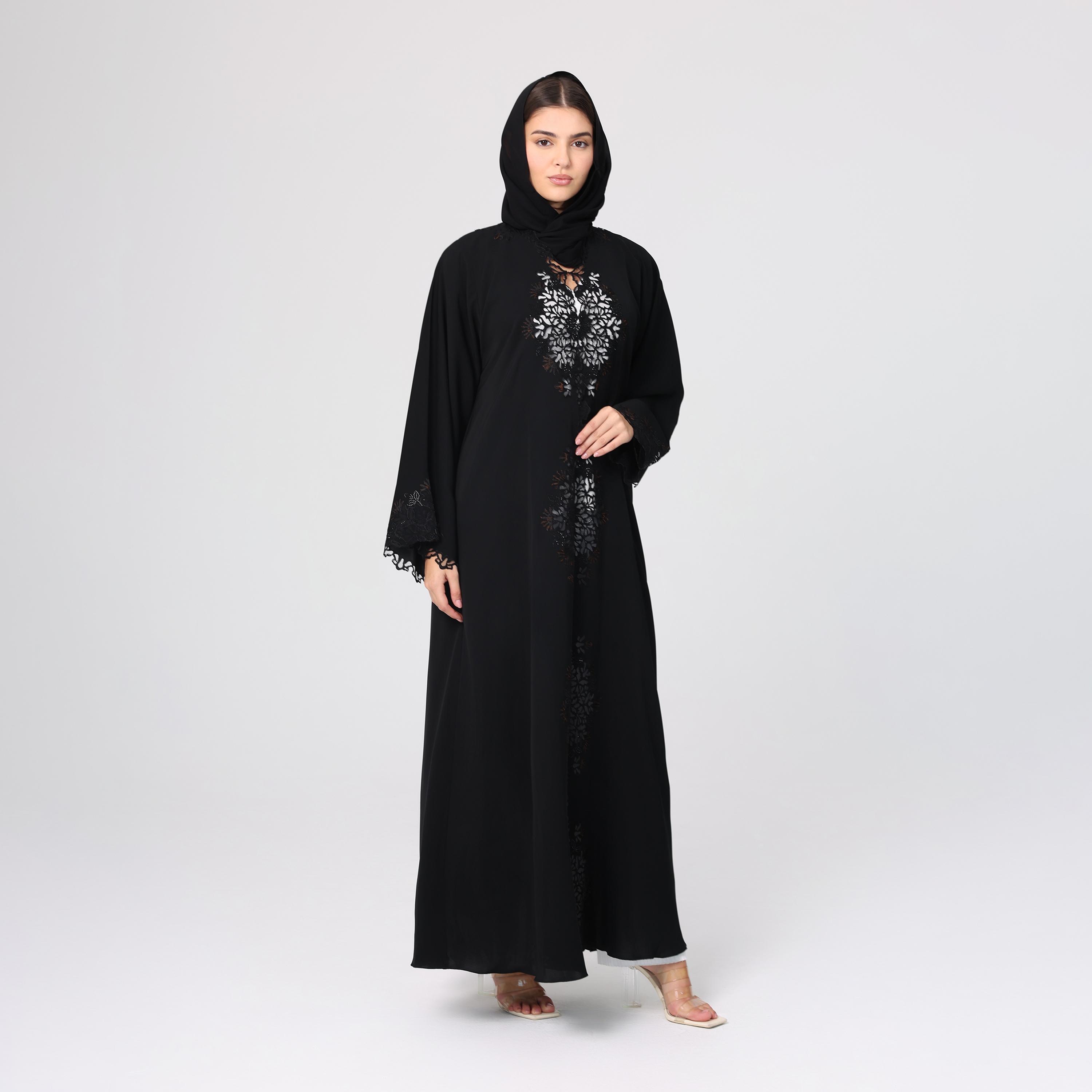 عباءة نسائية باللون الأسود من قماش النيدا بتطريز زهور مقصوص مع حجاب من إككسا.-women-arabicclothing-abayas-image-1