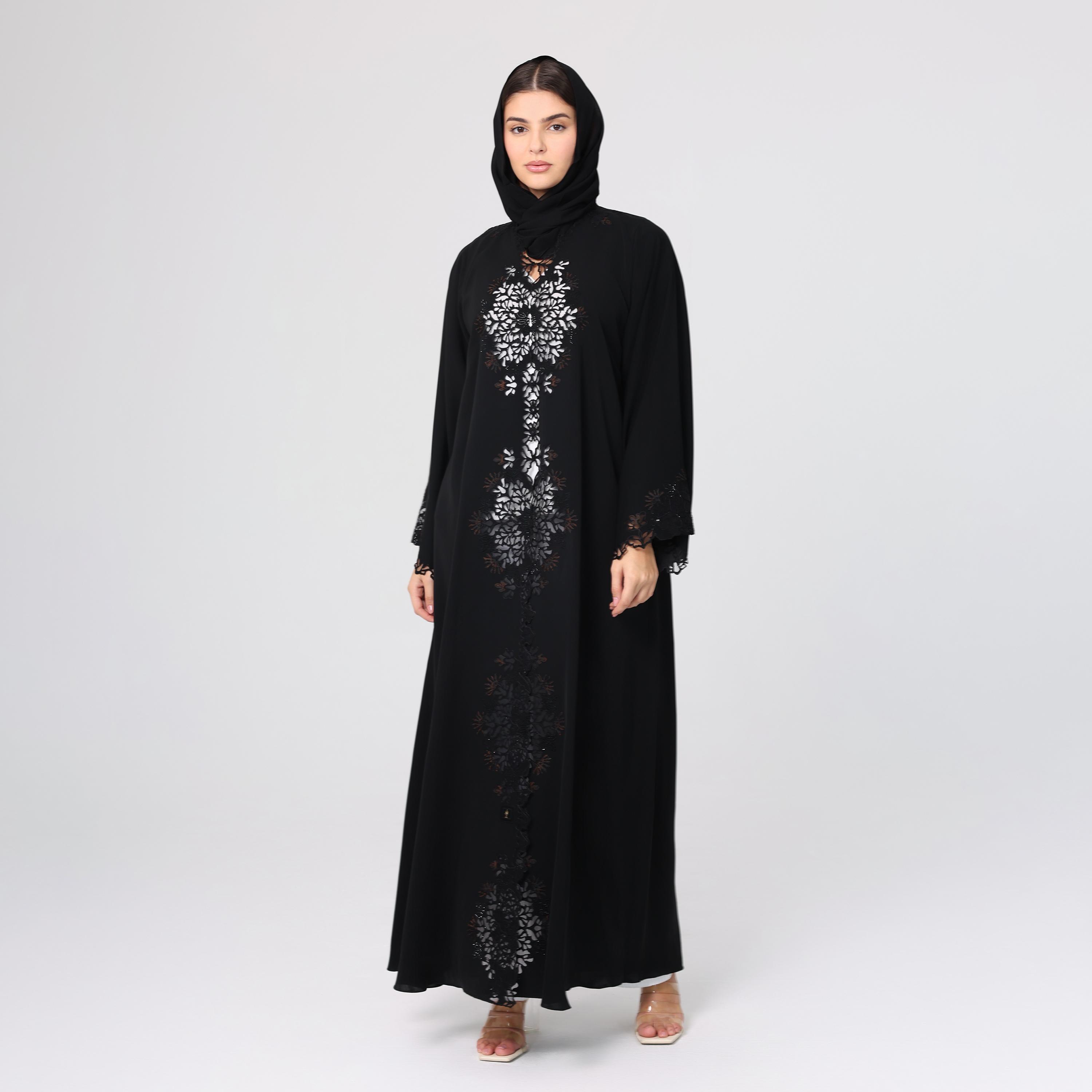 عباءة نسائية باللون الأسود من قماش النيدا بتطريز زهور مقصوص مع حجاب من إككسا.-women-arabicclothing-abayas-image-2