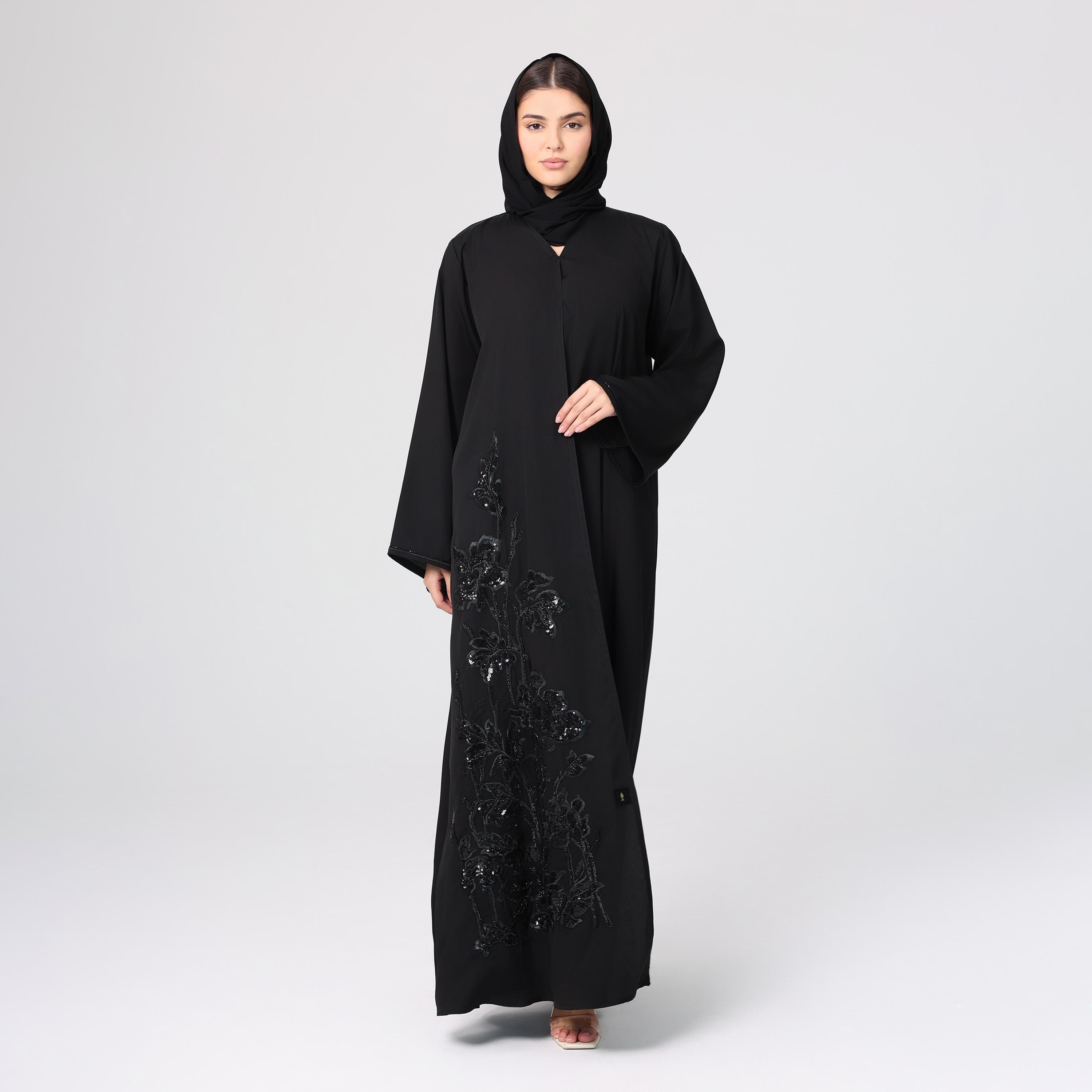 عباءة سهرة نسائية باللون الأسود من قماش النيدا بأكمام واسعة مطرزة بالزهور ومرصعة بالترتر مع حجاب من إككسا.-women-arabicclothing-abayas-image-1