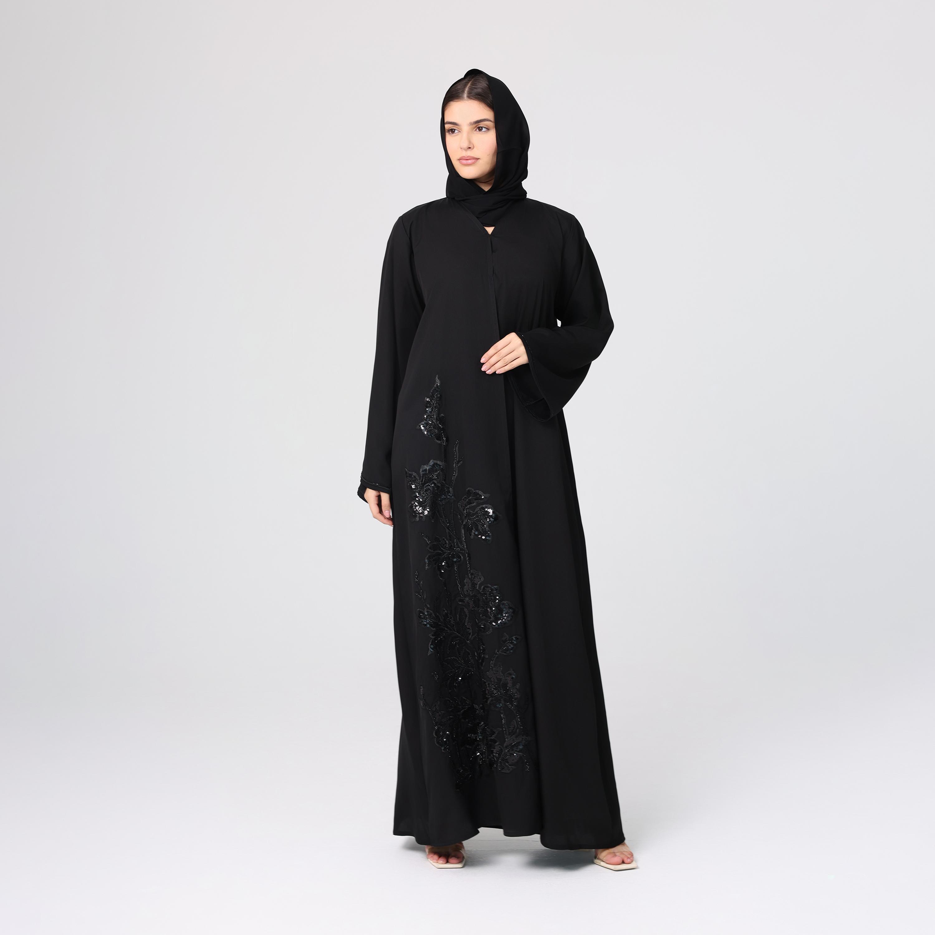 عباءة سهرة نسائية باللون الأسود من قماش النيدا بأكمام واسعة مطرزة بالزهور ومرصعة بالترتر مع حجاب من إككسا.-women-arabicclothing-abayas-image-3