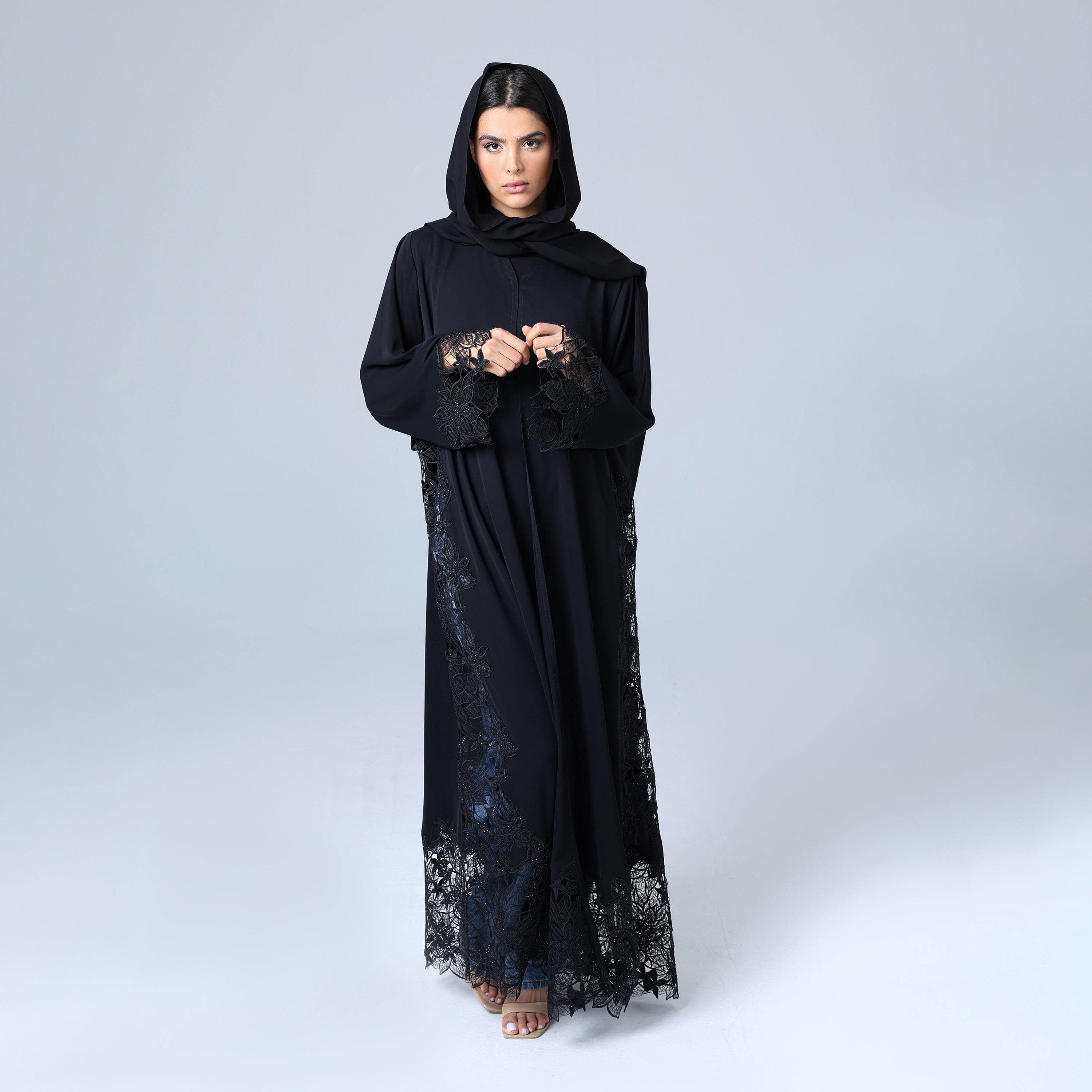 عباءة نسائية باللون الأسود من قماش النيدا بأكمام واسعة بدانتيل زهري مع حجاب من إككسا.-women-arabicclothing-abayas-image-1