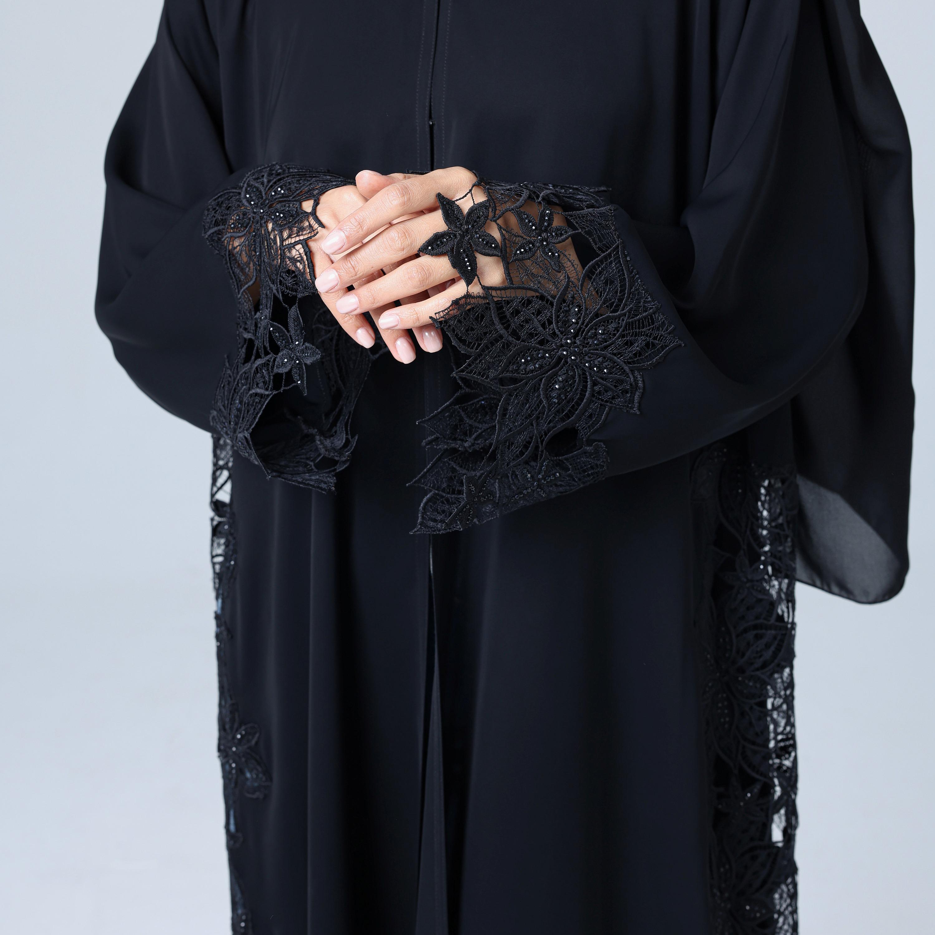 عباءة نسائية باللون الأسود من قماش النيدا بأكمام واسعة بدانتيل زهري مع حجاب من إككسا.-women-arabicclothing-abayas-image-2