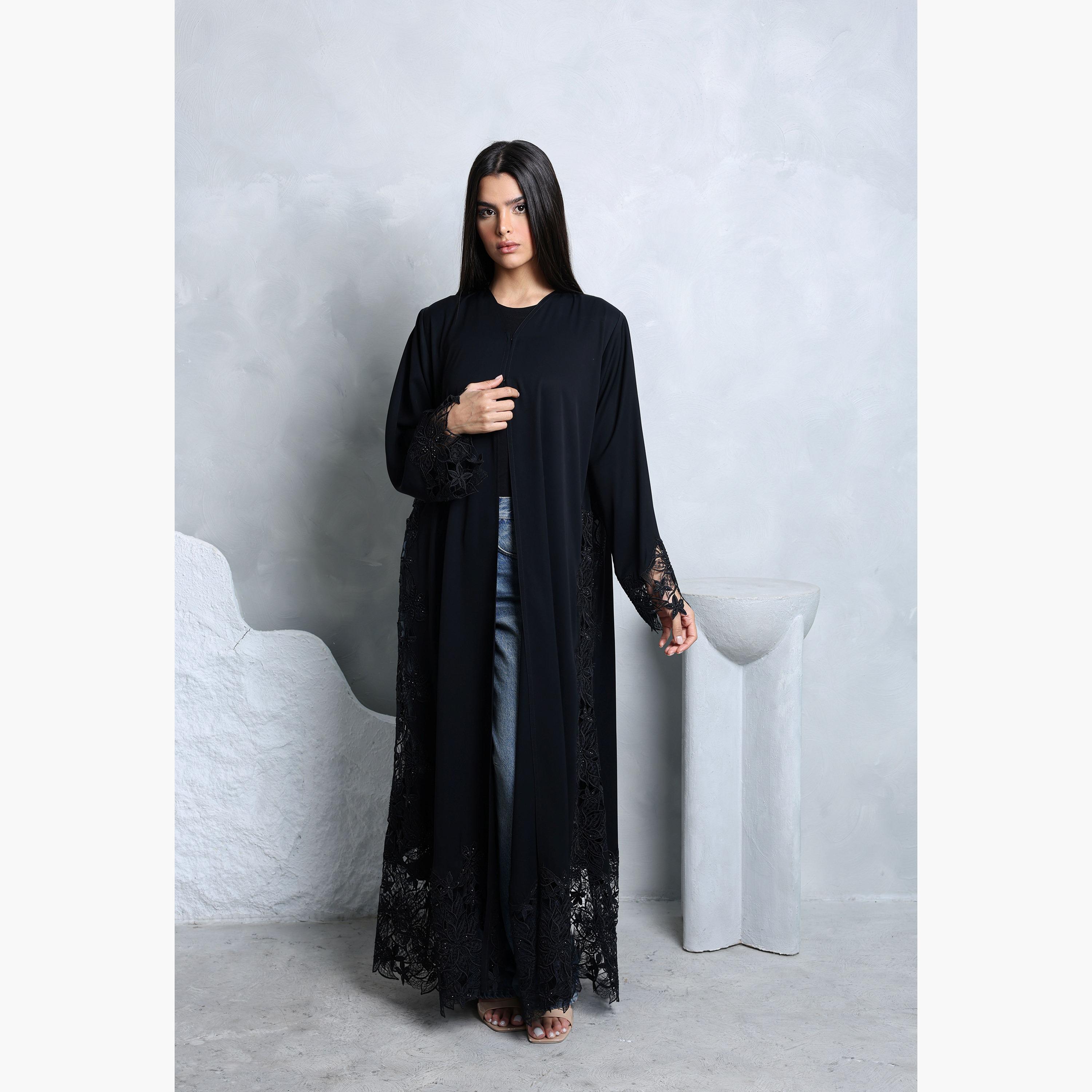 عباءة نسائية باللون الأسود من قماش النيدا بأكمام واسعة بدانتيل زهري مع حجاب من إككسا.-women-arabicclothing-abayas-image-3