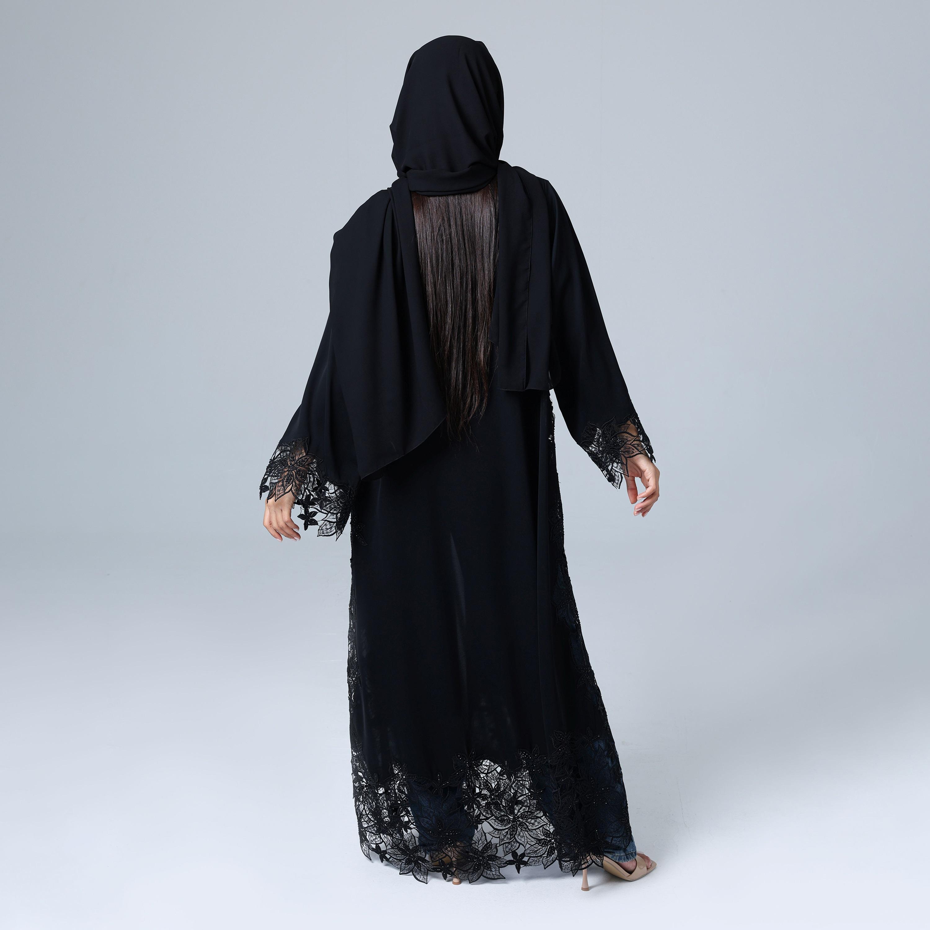 عباءة نسائية باللون الأسود من قماش النيدا بأكمام واسعة بدانتيل زهري مع حجاب من إككسا.-women-arabicclothing-abayas-image-4