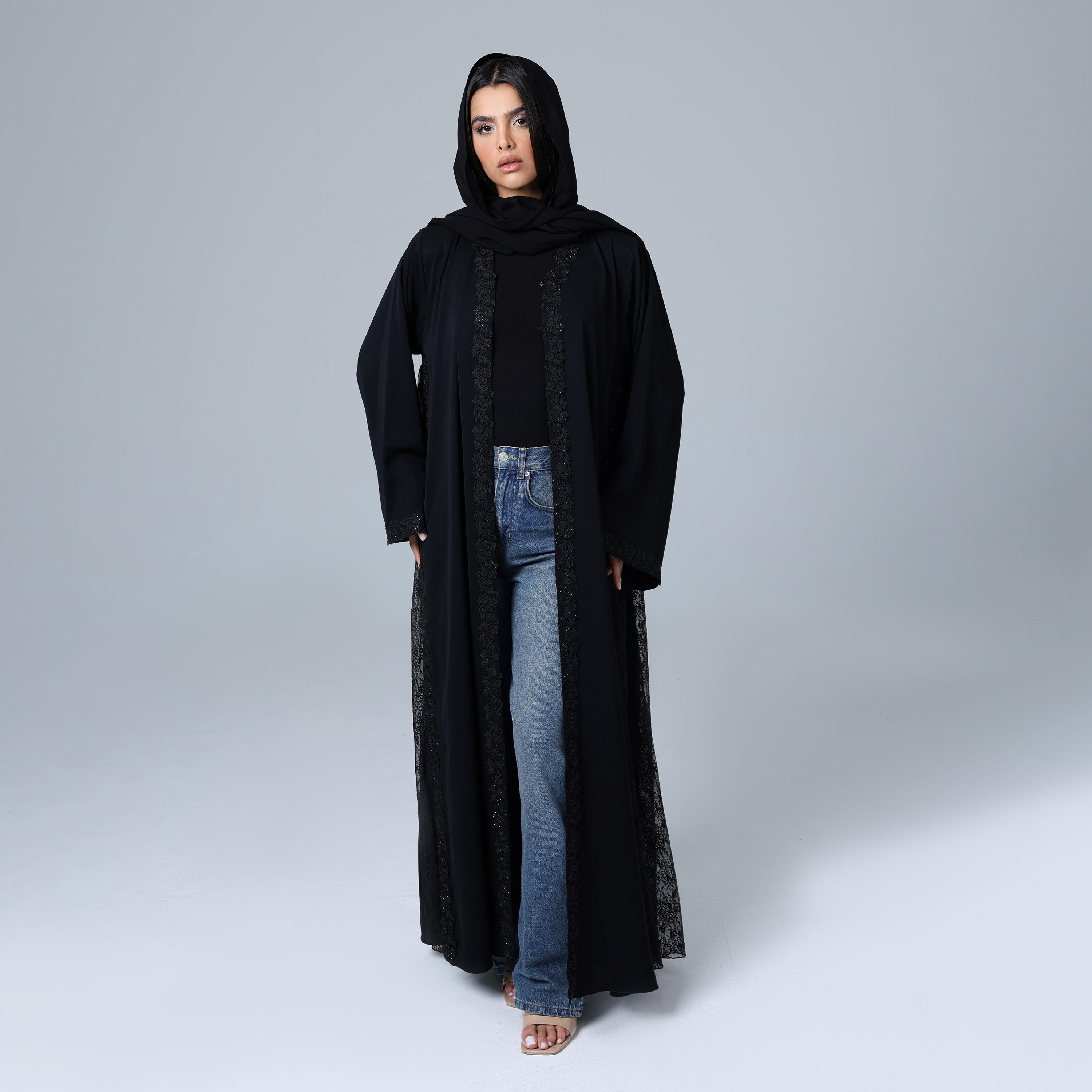 عباءة نسائية باللون الأسود من قماش النيدا بأكمام واسعة مزينة بتفاصيل من الدانتيل مع حجاب من إككسا.-women-arabicclothing-abayas-image-1