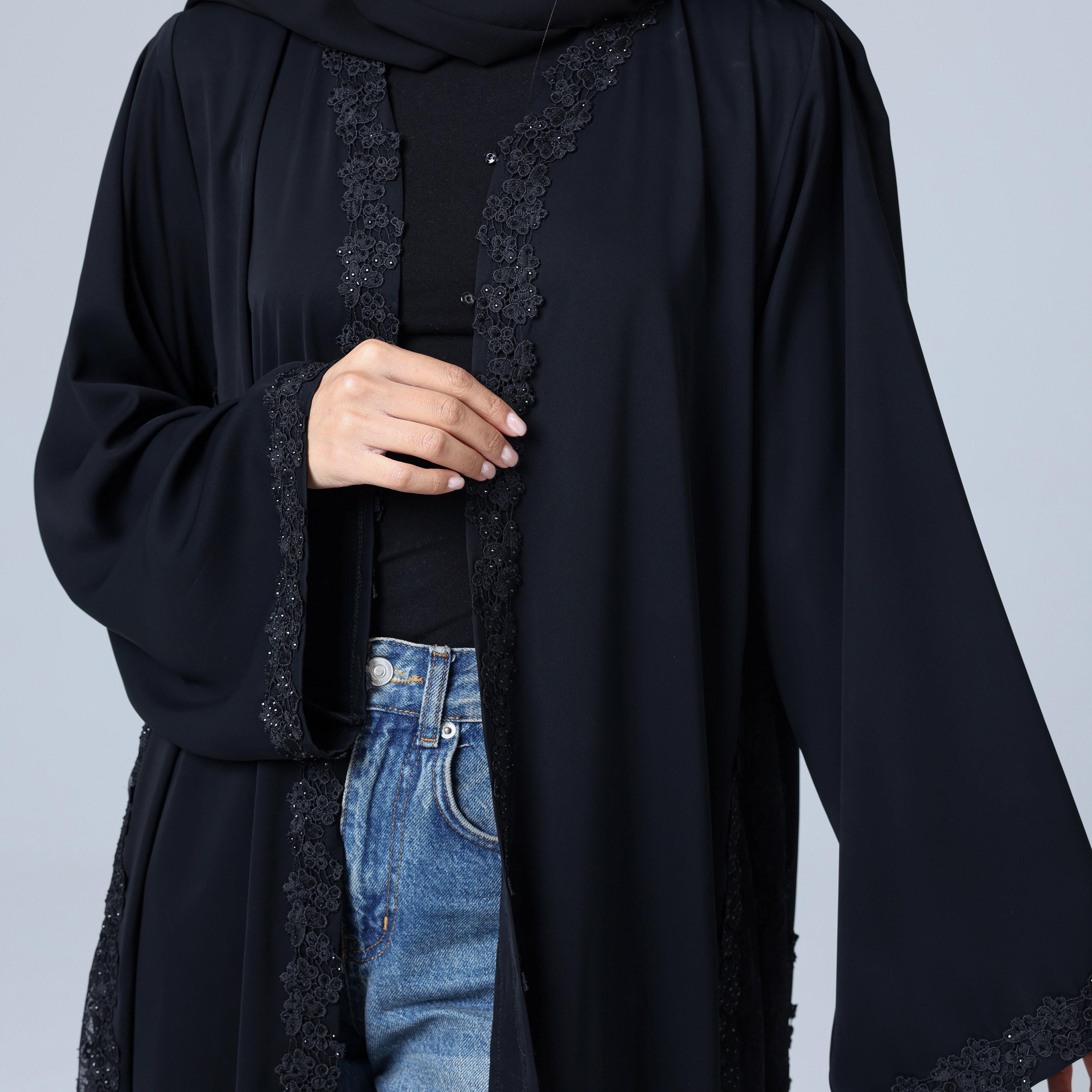 عباءة نسائية باللون الأسود من قماش النيدا بأكمام واسعة مزينة بتفاصيل من الدانتيل مع حجاب من إككسا.-women-arabicclothing-abayas-image-2