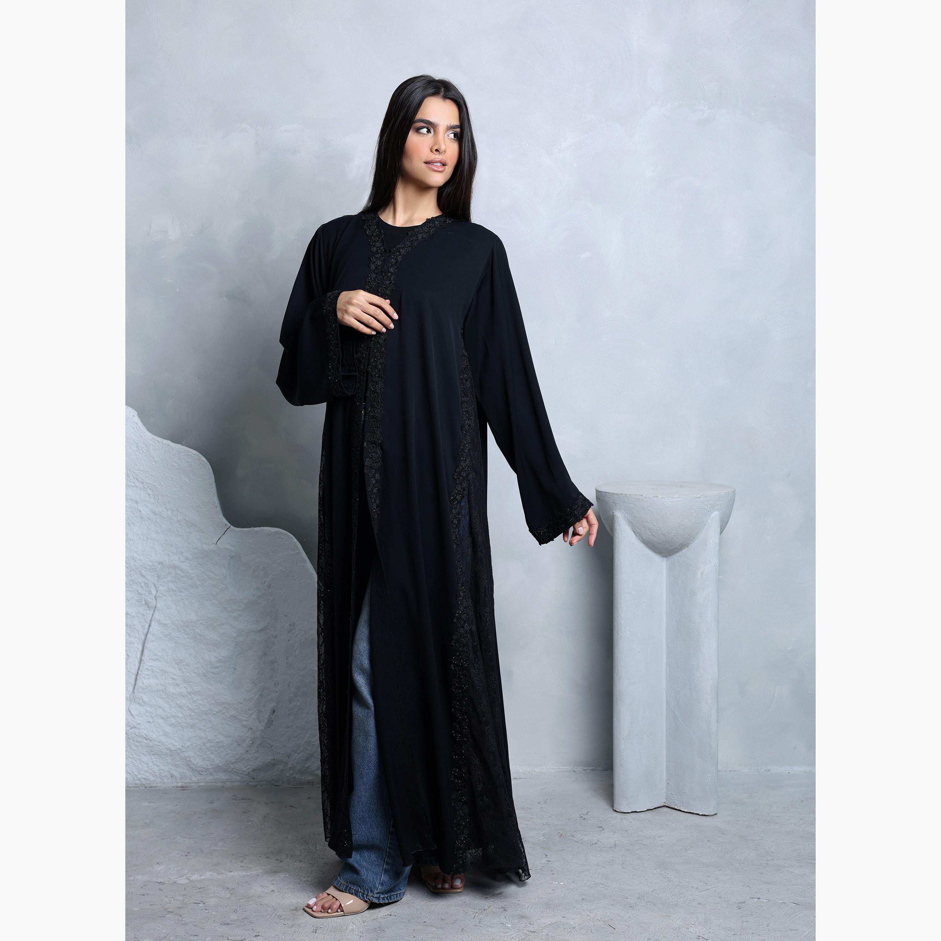 عباءة نسائية باللون الأسود من قماش النيدا بأكمام واسعة مزينة بتفاصيل من الدانتيل مع حجاب من إككسا.-women-arabicclothing-abayas-image-3