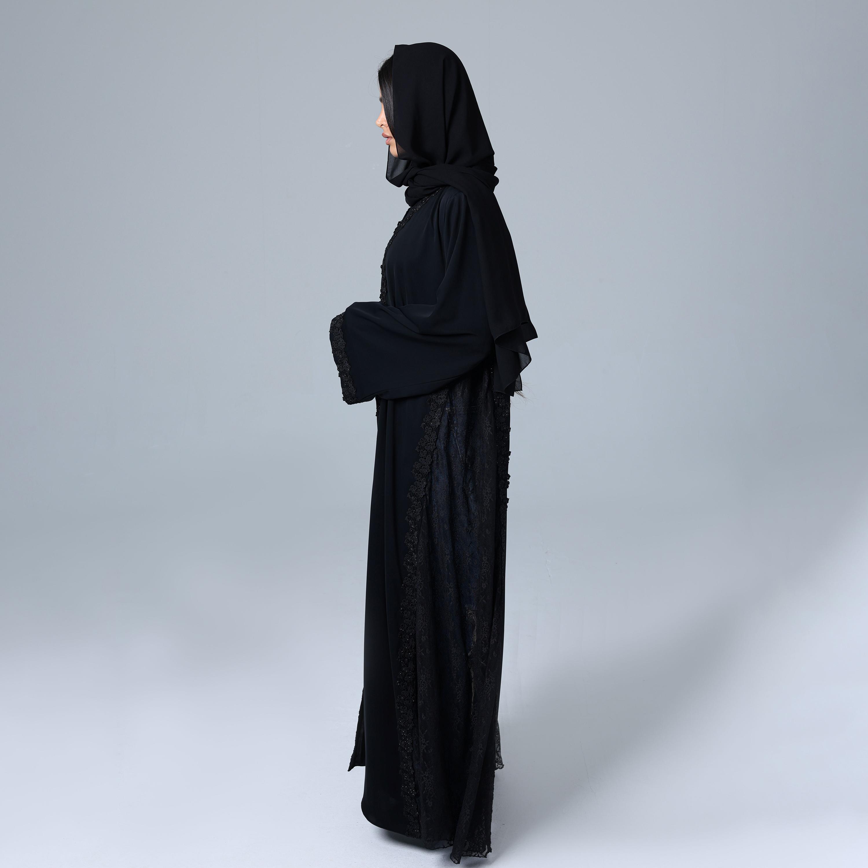 عباءة نسائية باللون الأسود من قماش النيدا بأكمام واسعة مزينة بتفاصيل من الدانتيل مع حجاب من إككسا.-women-arabicclothing-abayas-image-4