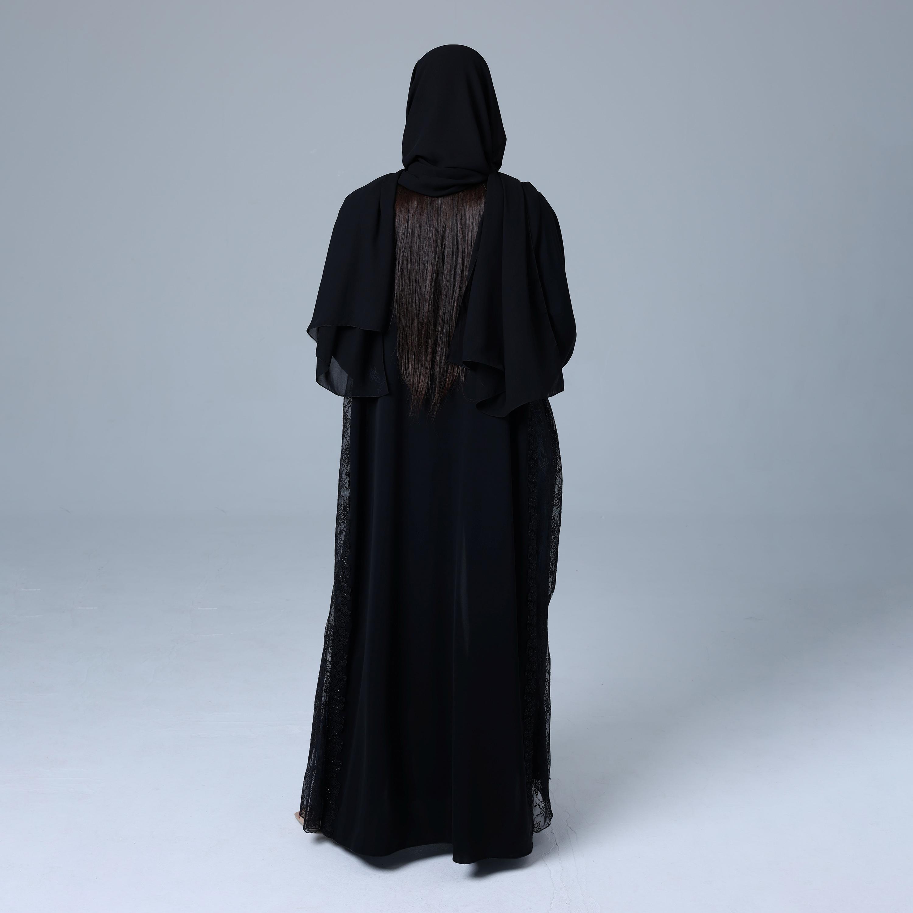عباءة نسائية باللون الأسود من قماش النيدا بأكمام واسعة مزينة بتفاصيل من الدانتيل مع حجاب من إككسا.-women-arabicclothing-abayas-image-5