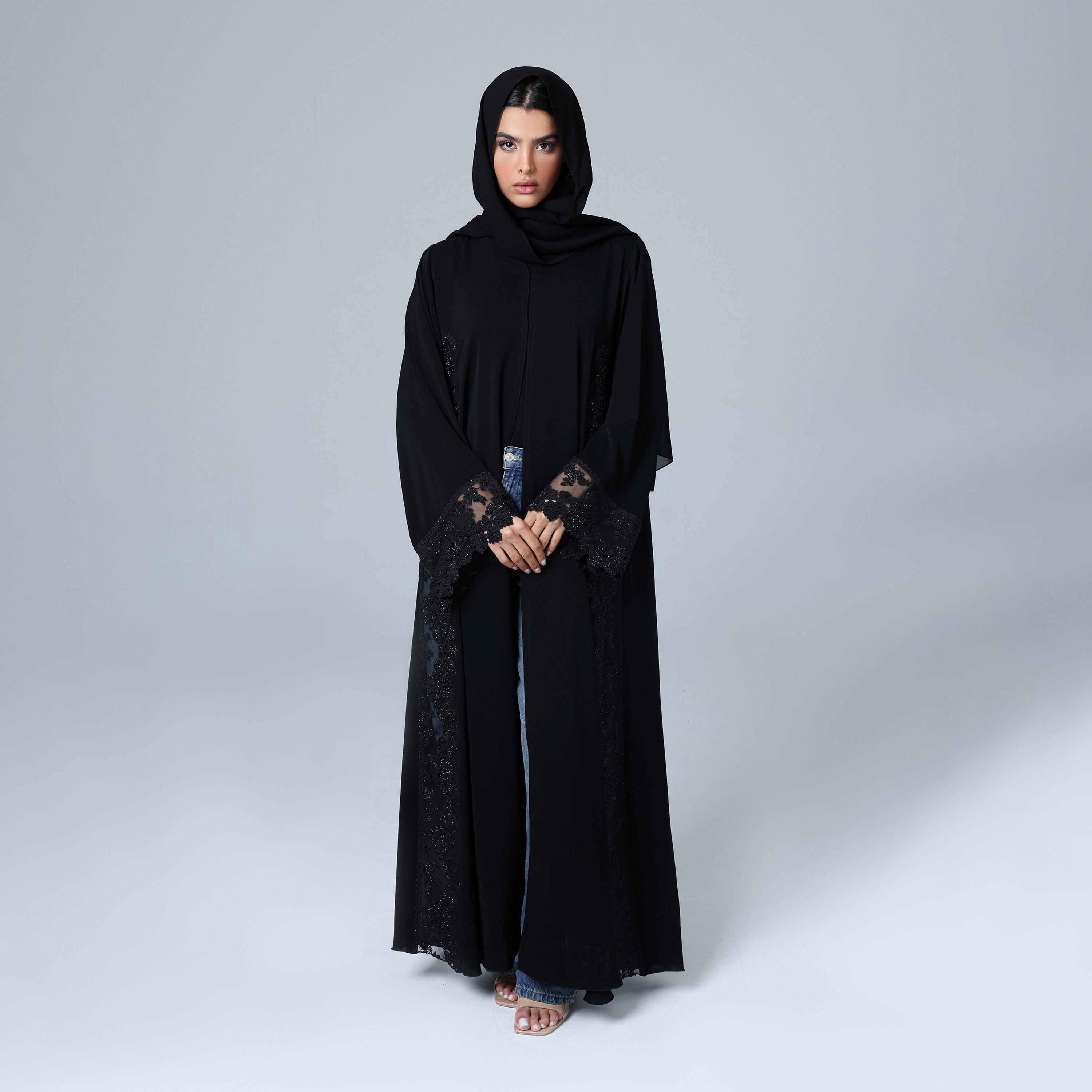 عباءة نسائية باللون الأسود من قماش النيدا بأكمام واسعة مزينة بلمسات من الدانتيل مع حجاب من إككسا.-women-arabicclothing-abayas-image-1