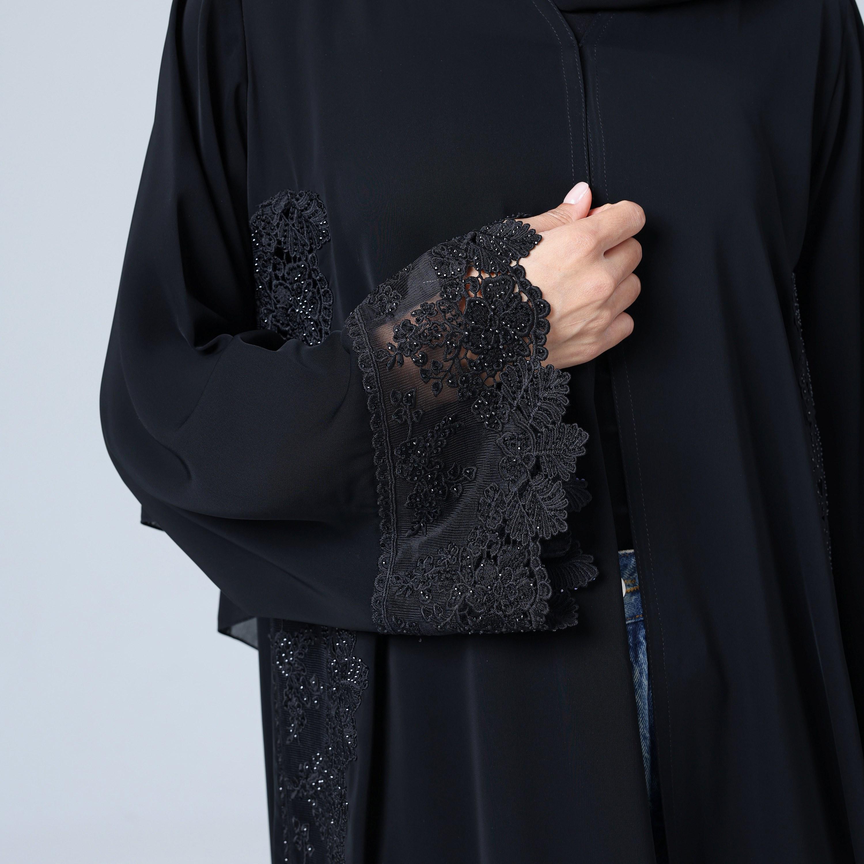 عباءة نسائية باللون الأسود من قماش النيدا بأكمام واسعة مزينة بلمسات من الدانتيل مع حجاب من إككسا.-women-arabicclothing-abayas-image-2