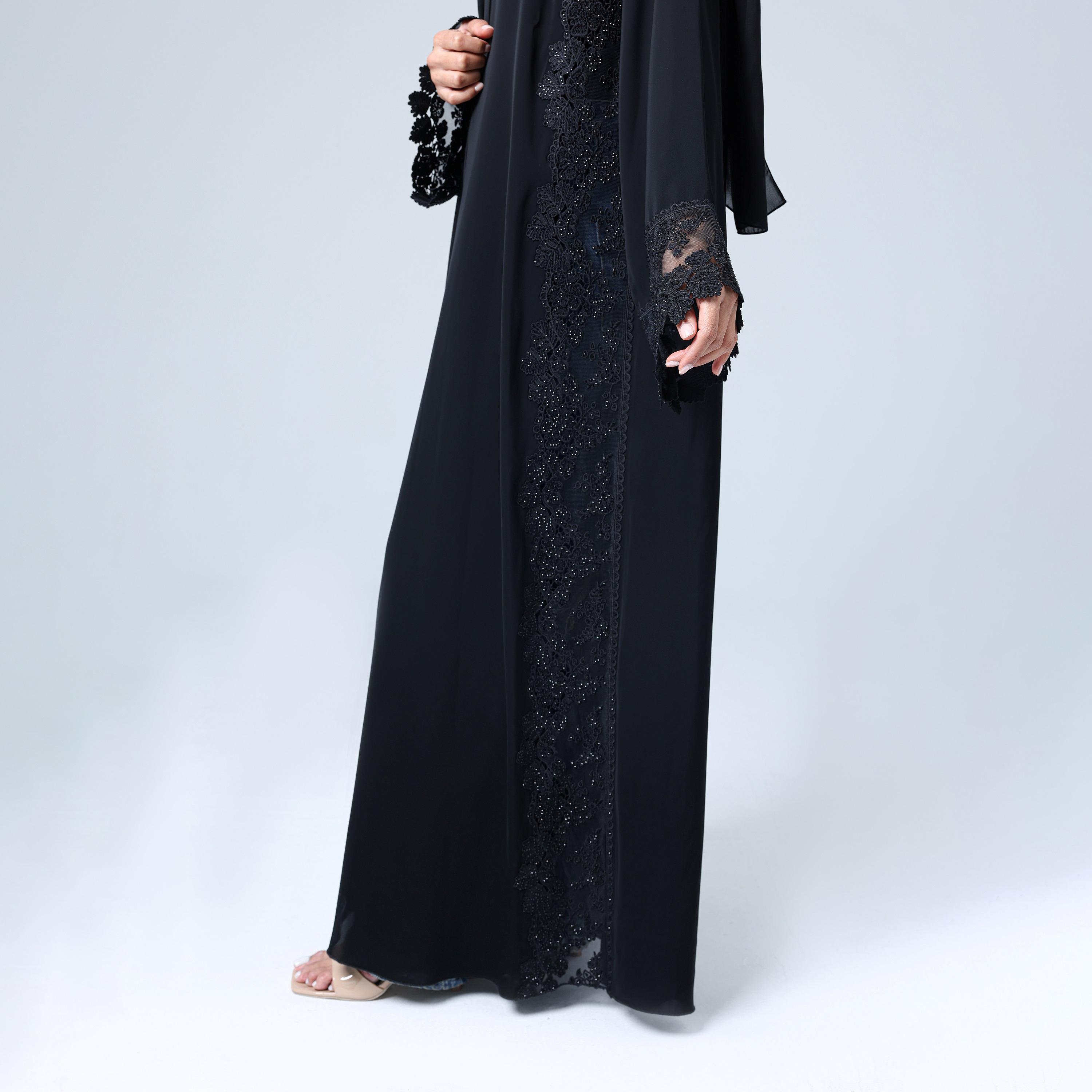 عباءة نسائية باللون الأسود من قماش النيدا بأكمام واسعة مزينة بلمسات من الدانتيل مع حجاب من إككسا.-women-arabicclothing-abayas-image-3