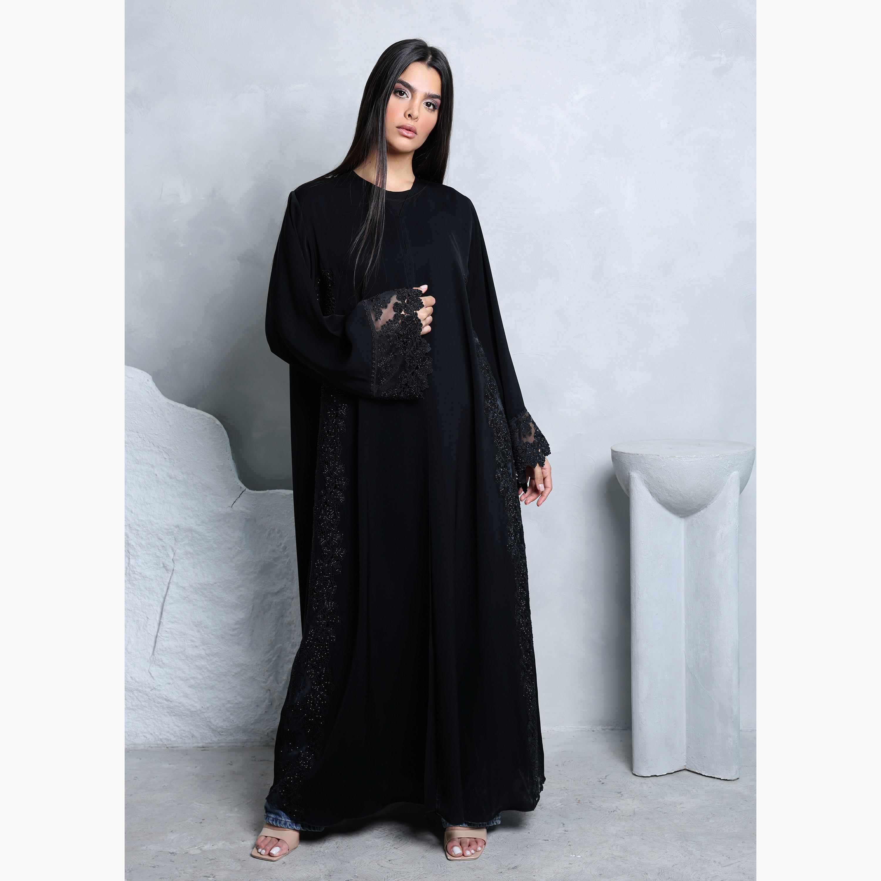 عباءة نسائية باللون الأسود من قماش النيدا بأكمام واسعة مزينة بلمسات من الدانتيل مع حجاب من إككسا.-women-arabicclothing-abayas-image-4