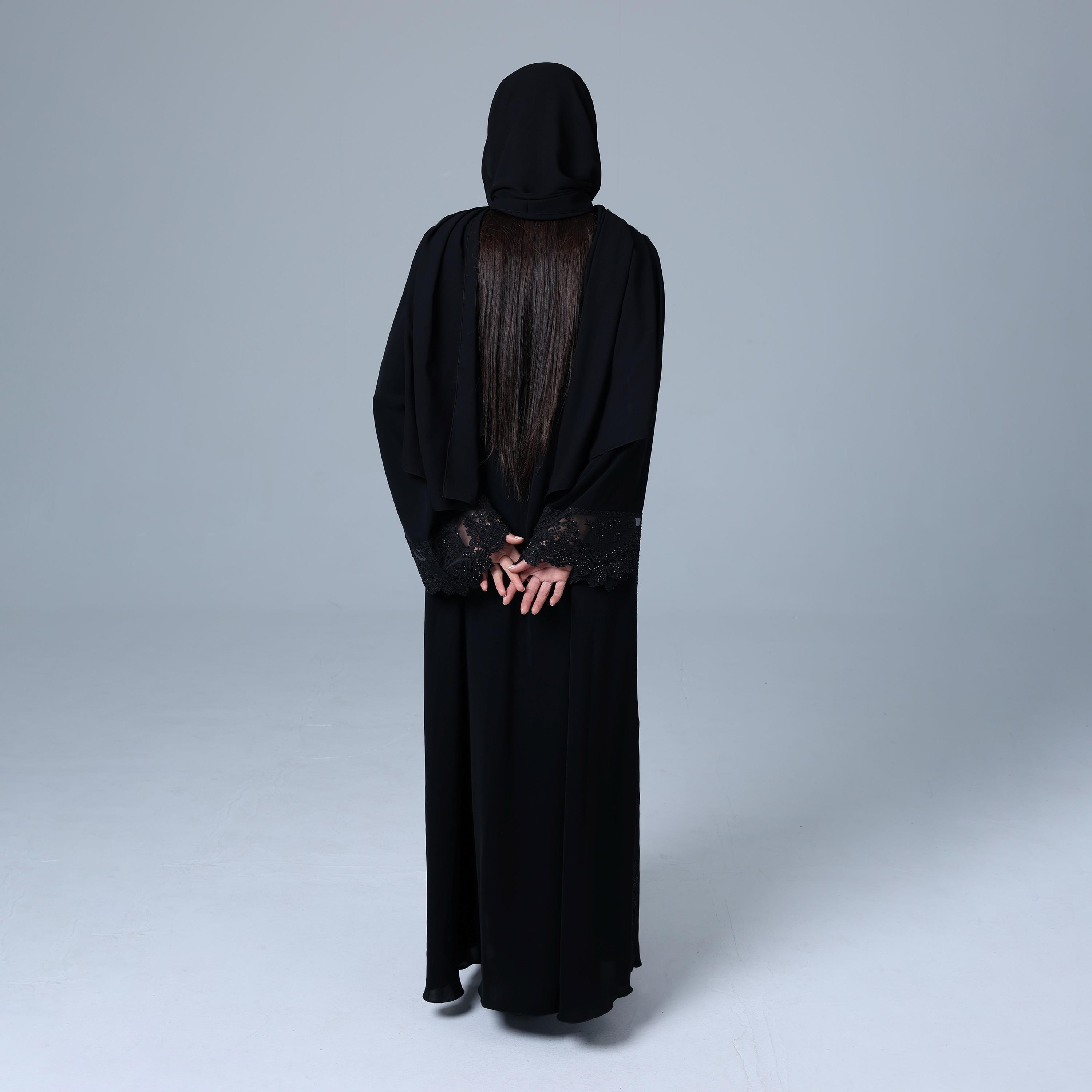عباءة نسائية باللون الأسود من قماش النيدا بأكمام واسعة مزينة بلمسات من الدانتيل مع حجاب من إككسا.-women-arabicclothing-abayas-image-5