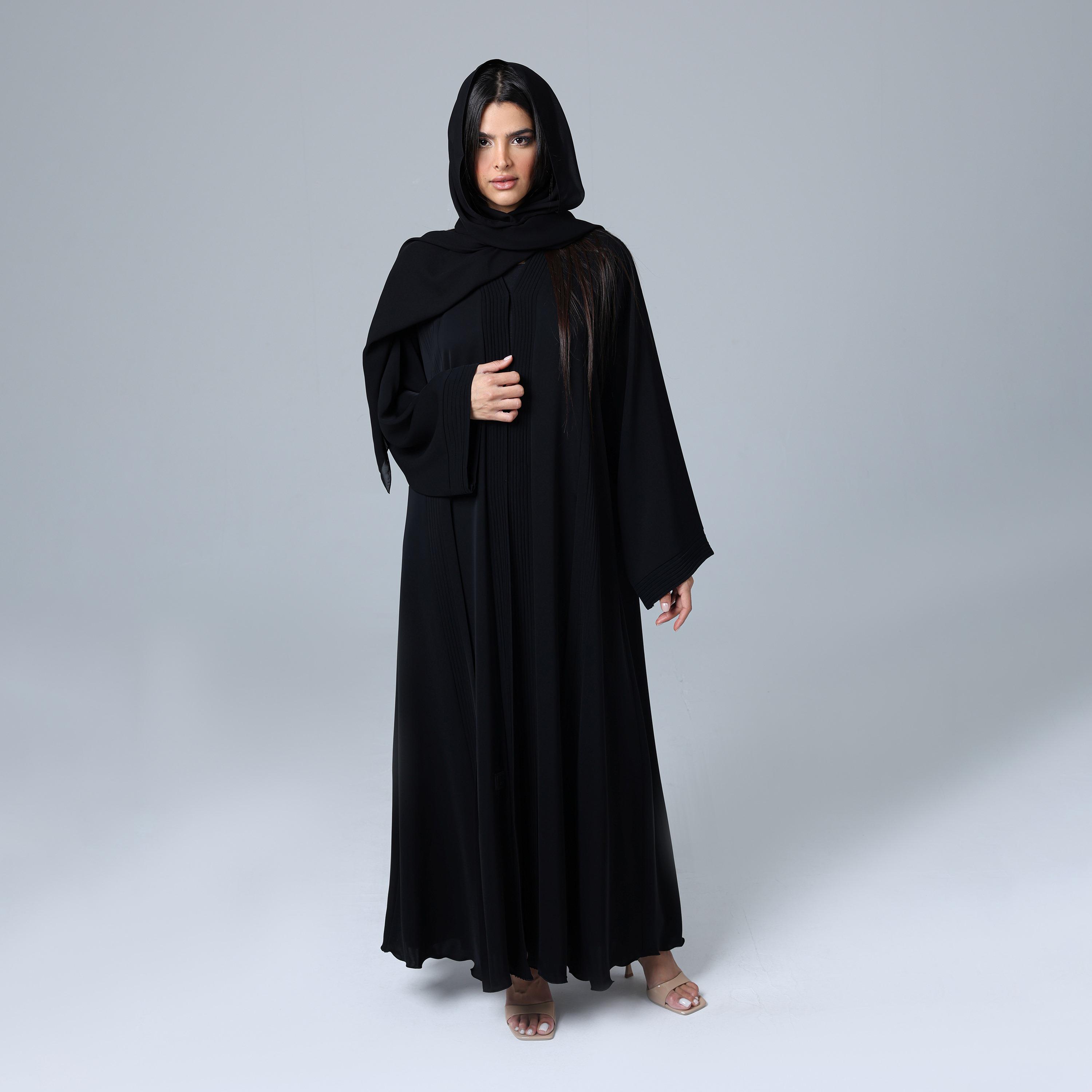عباءة نسائية باللون الأسود من قماش النيدا بأكمام واسعة مع طيات بدبوس مع حجاب من إككسا.-women-arabicclothing-abayas-image-1