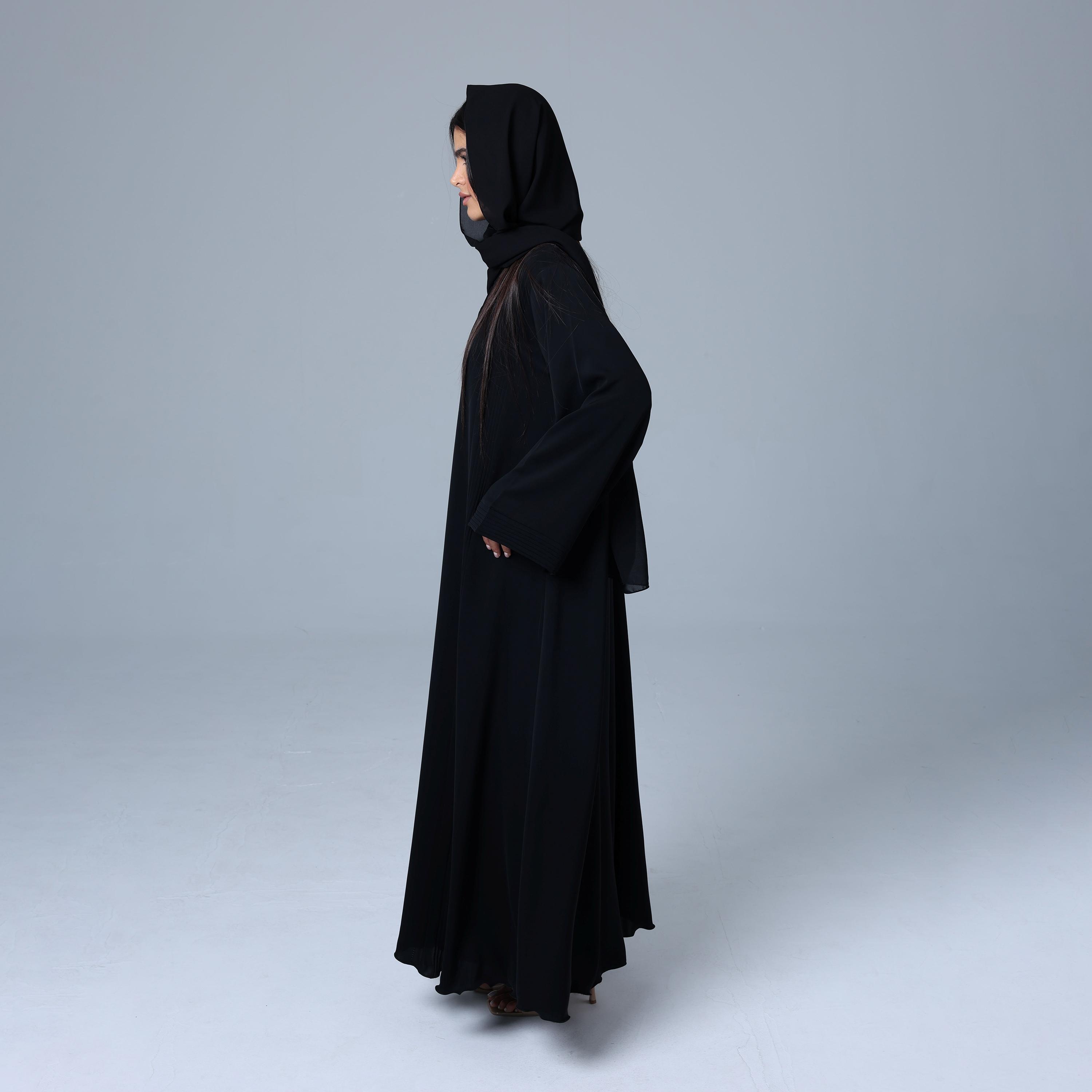 عباءة نسائية باللون الأسود من قماش النيدا بأكمام واسعة مع طيات بدبوس مع حجاب من إككسا.-women-arabicclothing-abayas-image-3