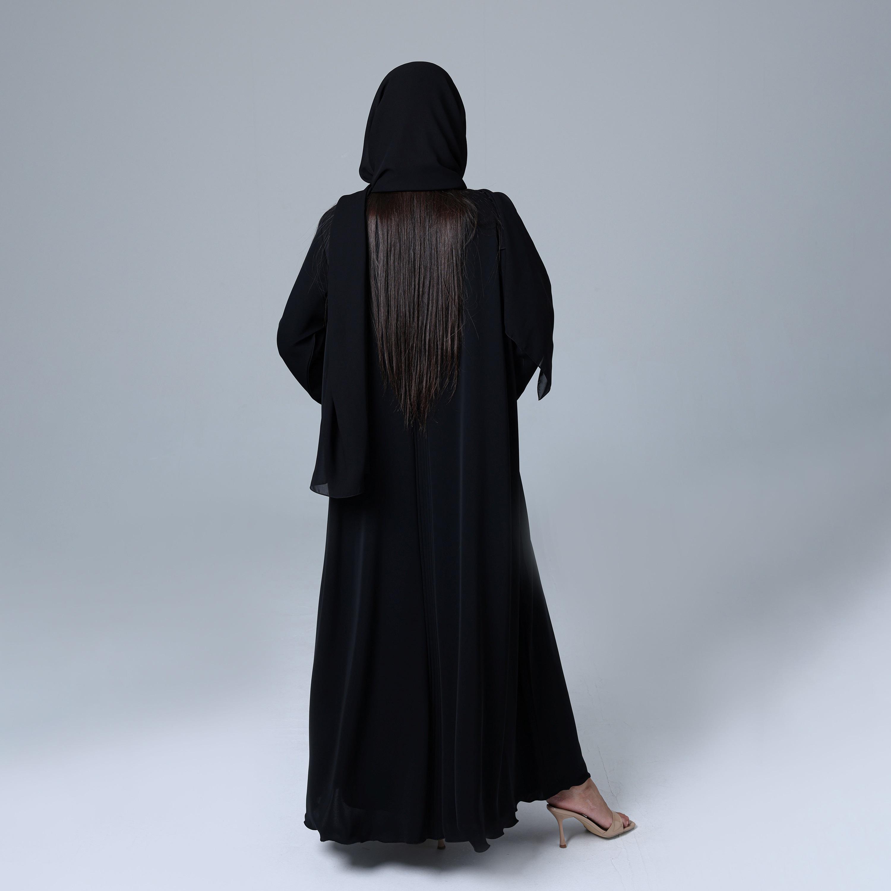 عباءة نسائية باللون الأسود من قماش النيدا بأكمام واسعة مع طيات بدبوس مع حجاب من إككسا.-women-arabicclothing-abayas-image-4