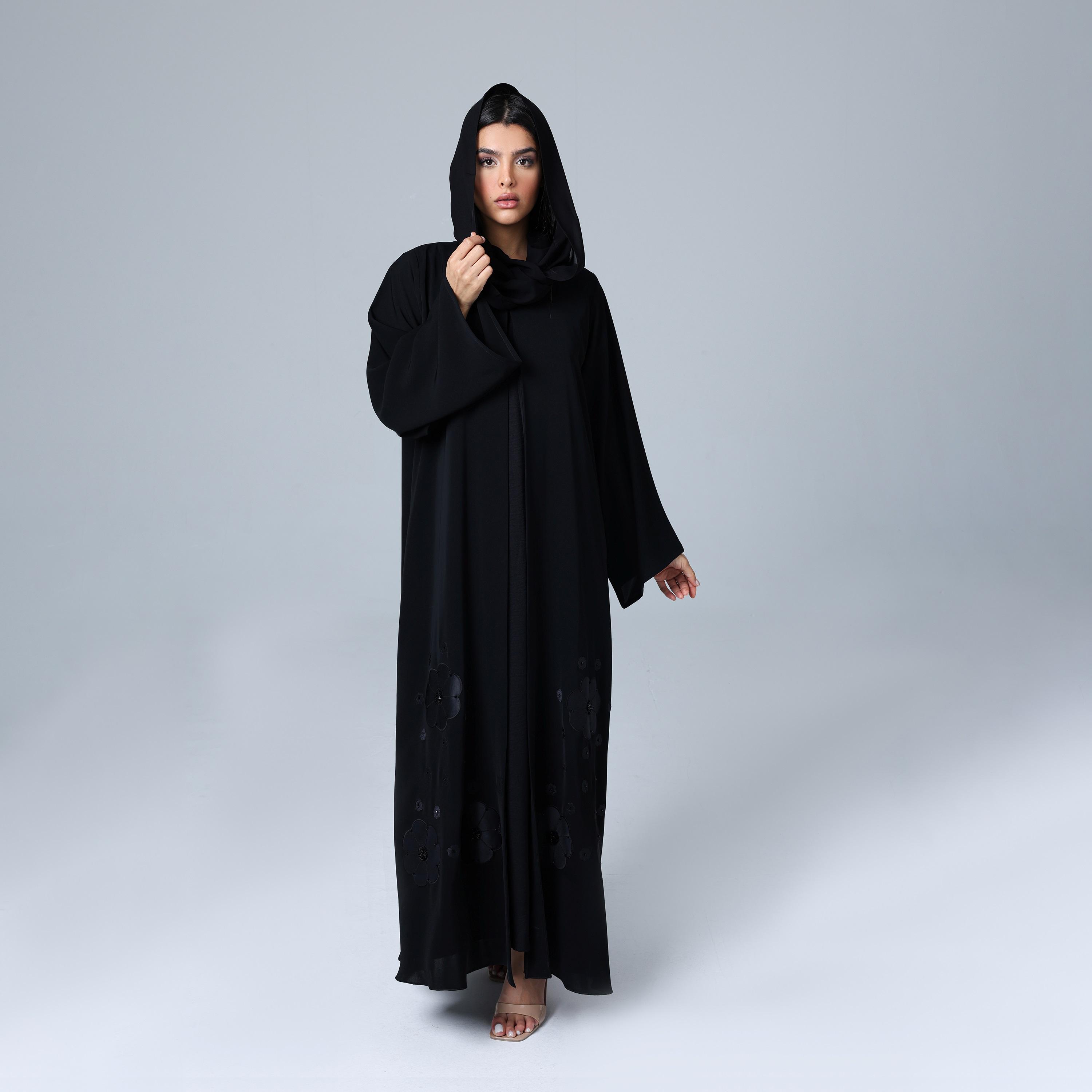 عباءة نسائية باللون الأسود من قماش النيدا بأكمام واسعة بتطريزات وخرز كريستال مع حجاب من إككسا.-women-arabicclothing-abayas-image-1