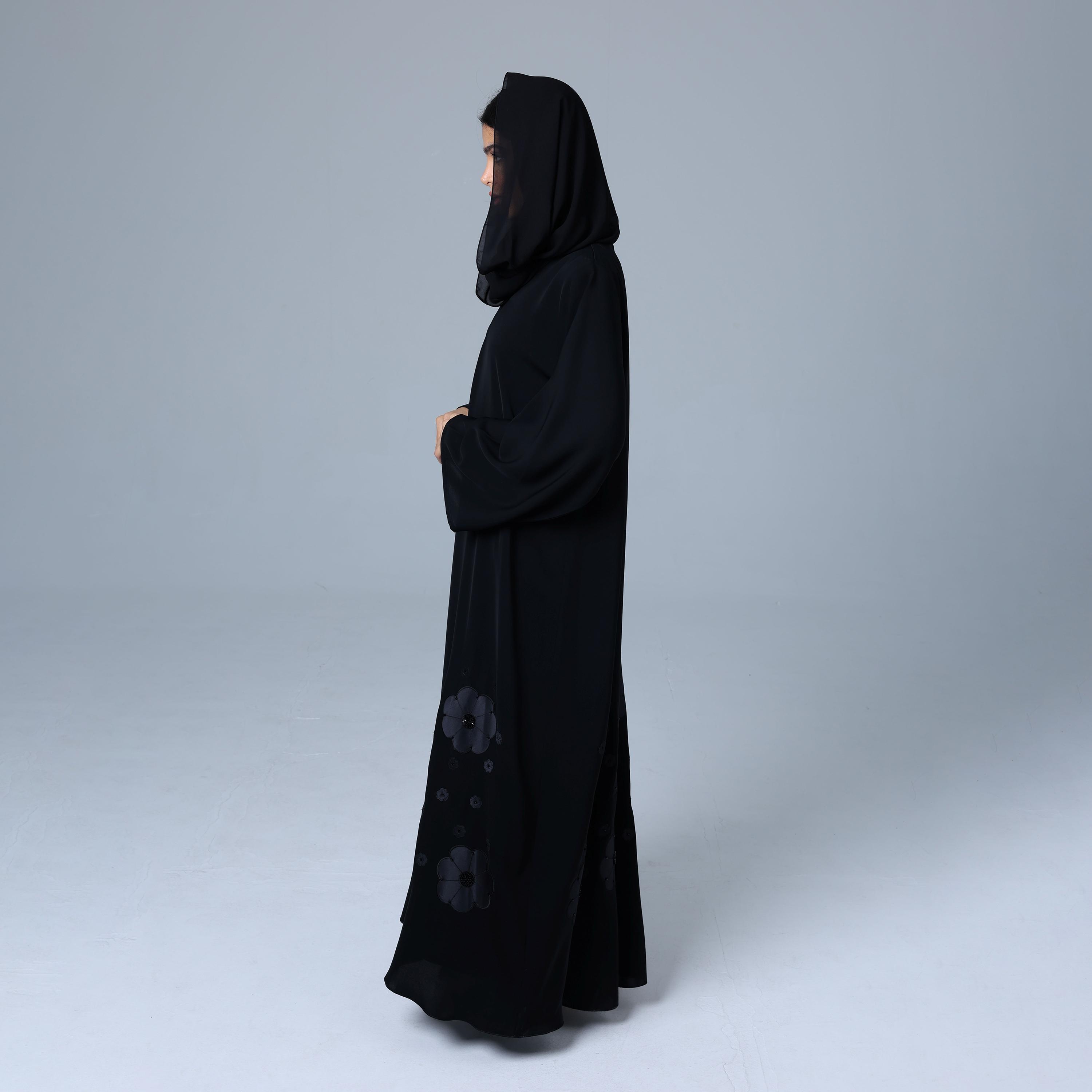 عباءة نسائية باللون الأسود من قماش النيدا بأكمام واسعة بتطريزات وخرز كريستال مع حجاب من إككسا.-women-arabicclothing-abayas-image-4