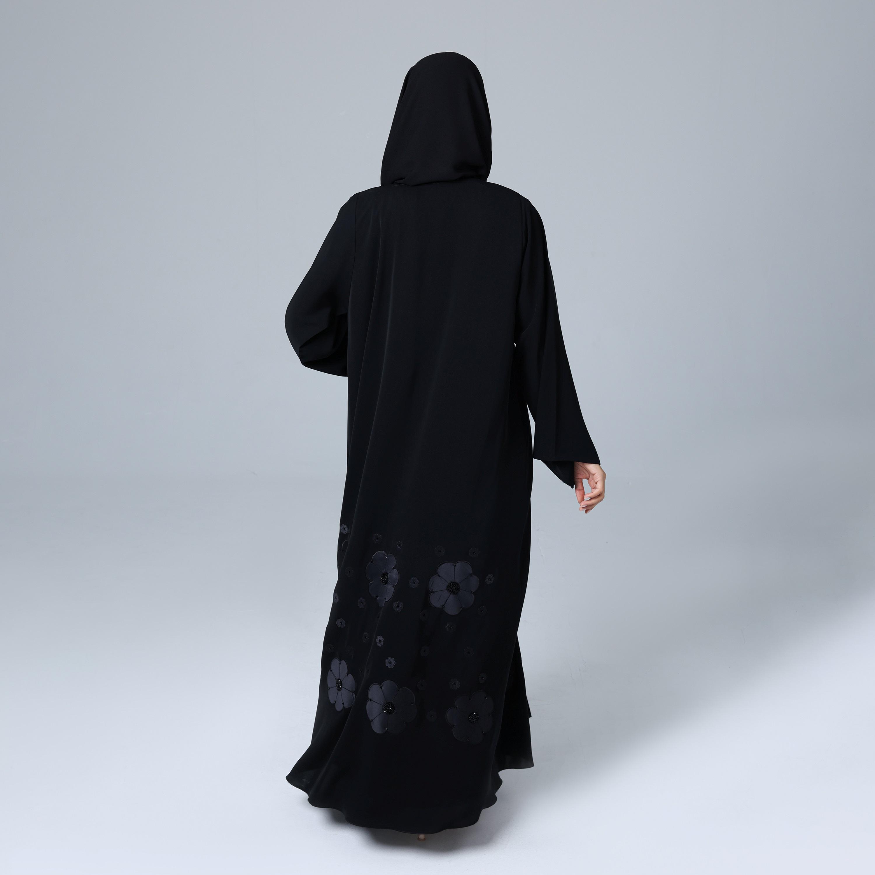 عباءة نسائية باللون الأسود من قماش النيدا بأكمام واسعة بتطريزات وخرز كريستال مع حجاب من إككسا.-women-arabicclothing-abayas-image-5